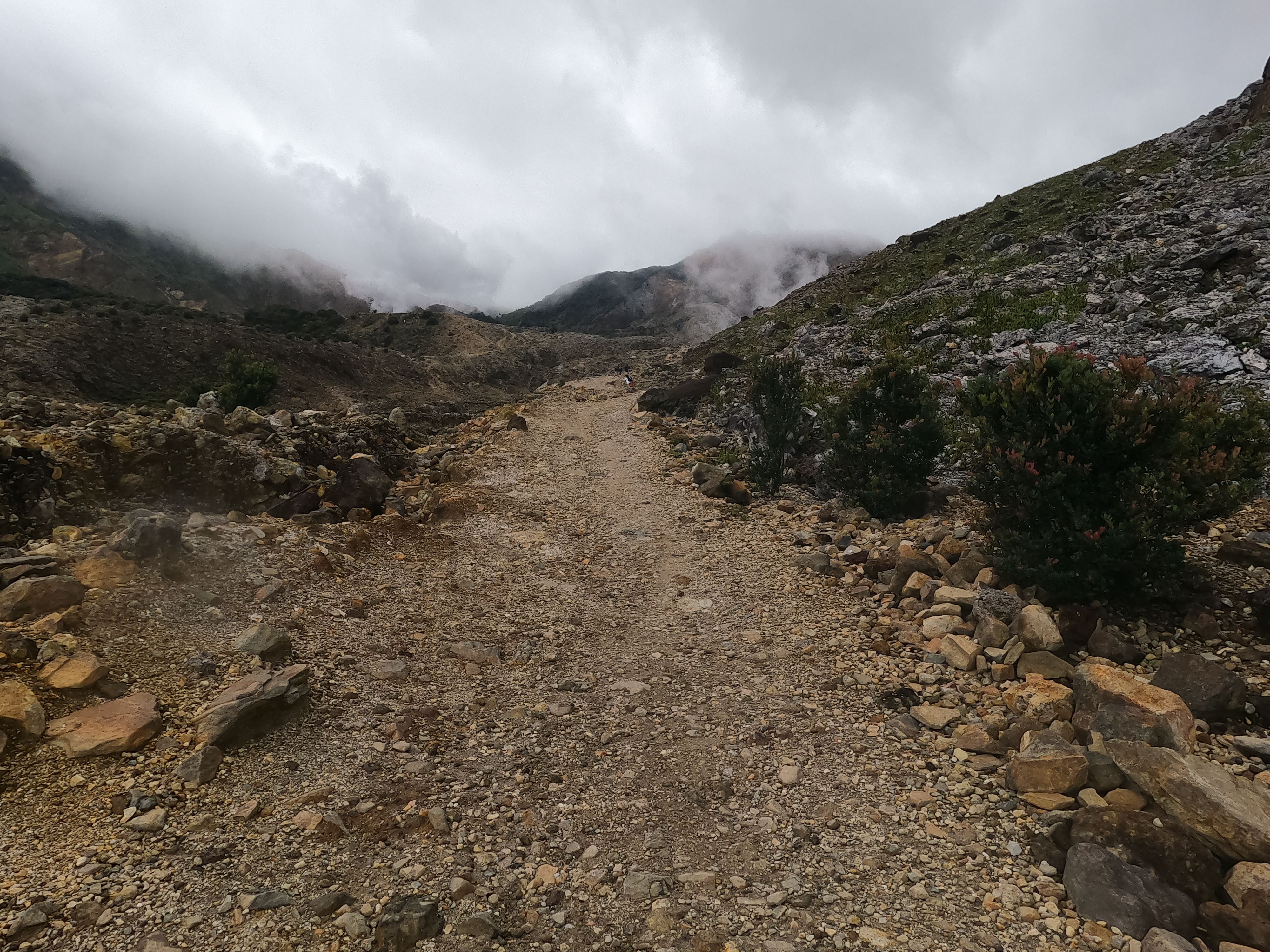 Photo 2: Jalan menuju ke puncak/area perkemahan. Berbatu dan berpasir, kiri-kanan disuguhi tebing-tebing serta hamparan luas kawah
