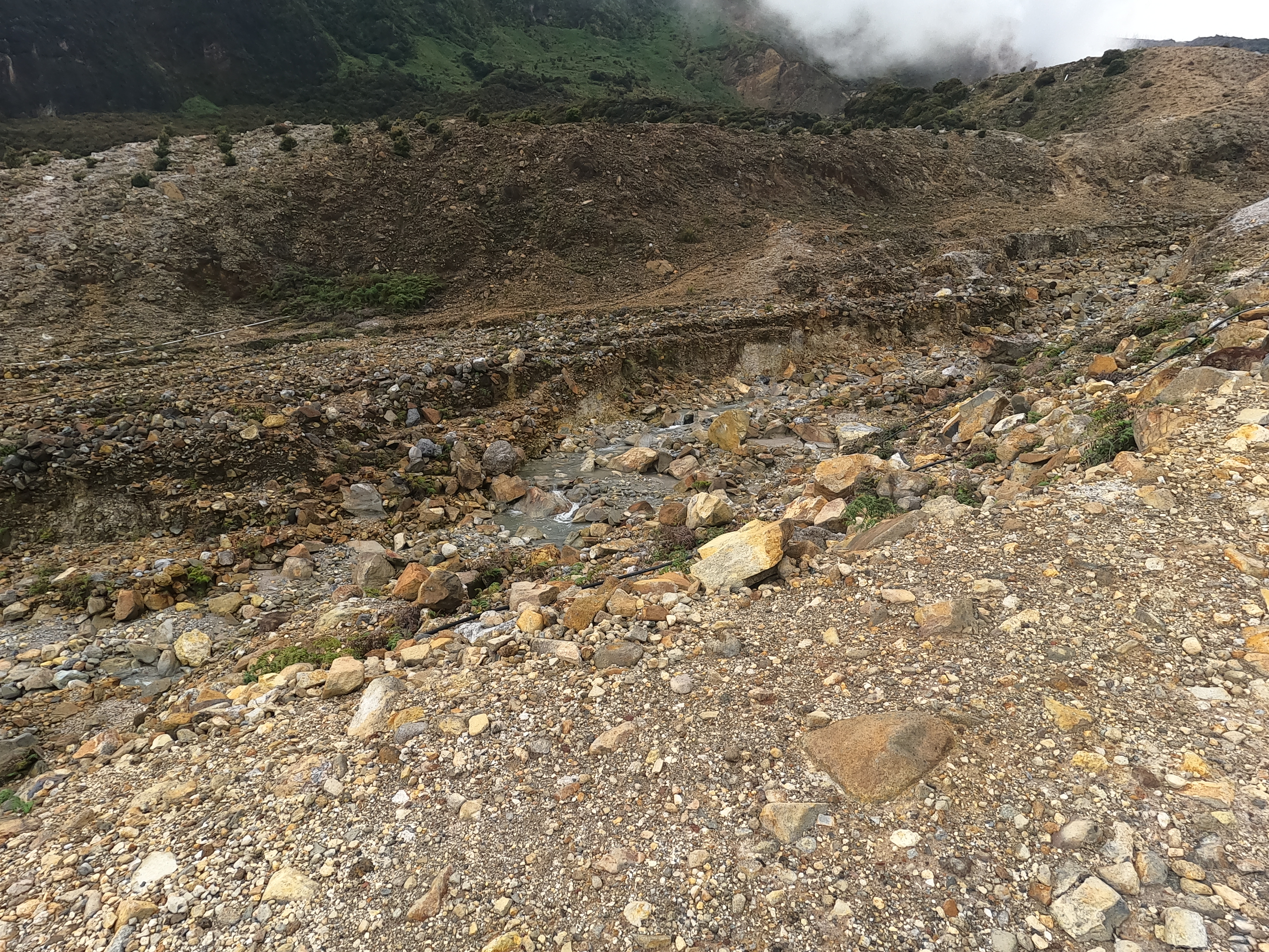 Photo 3: Pada beberapa bagian, terdapat aliran air kecil yang merupakan air belerang, berasal dari area kawah