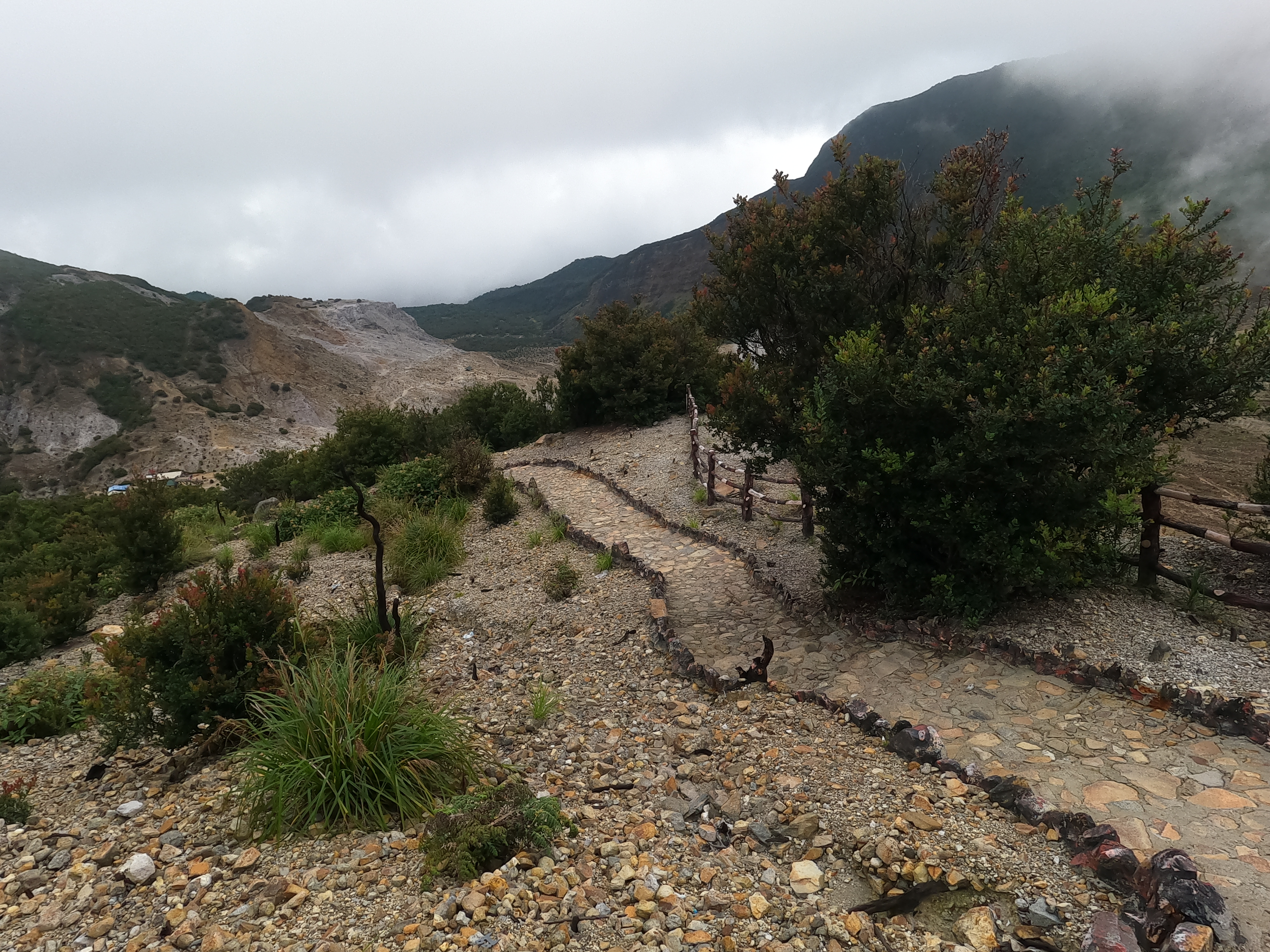 Photo 6: Tangganya juga dilengkapi dengan pagar pembatas, untuk menjaga pengunjung tidak mendekat kearea kawah