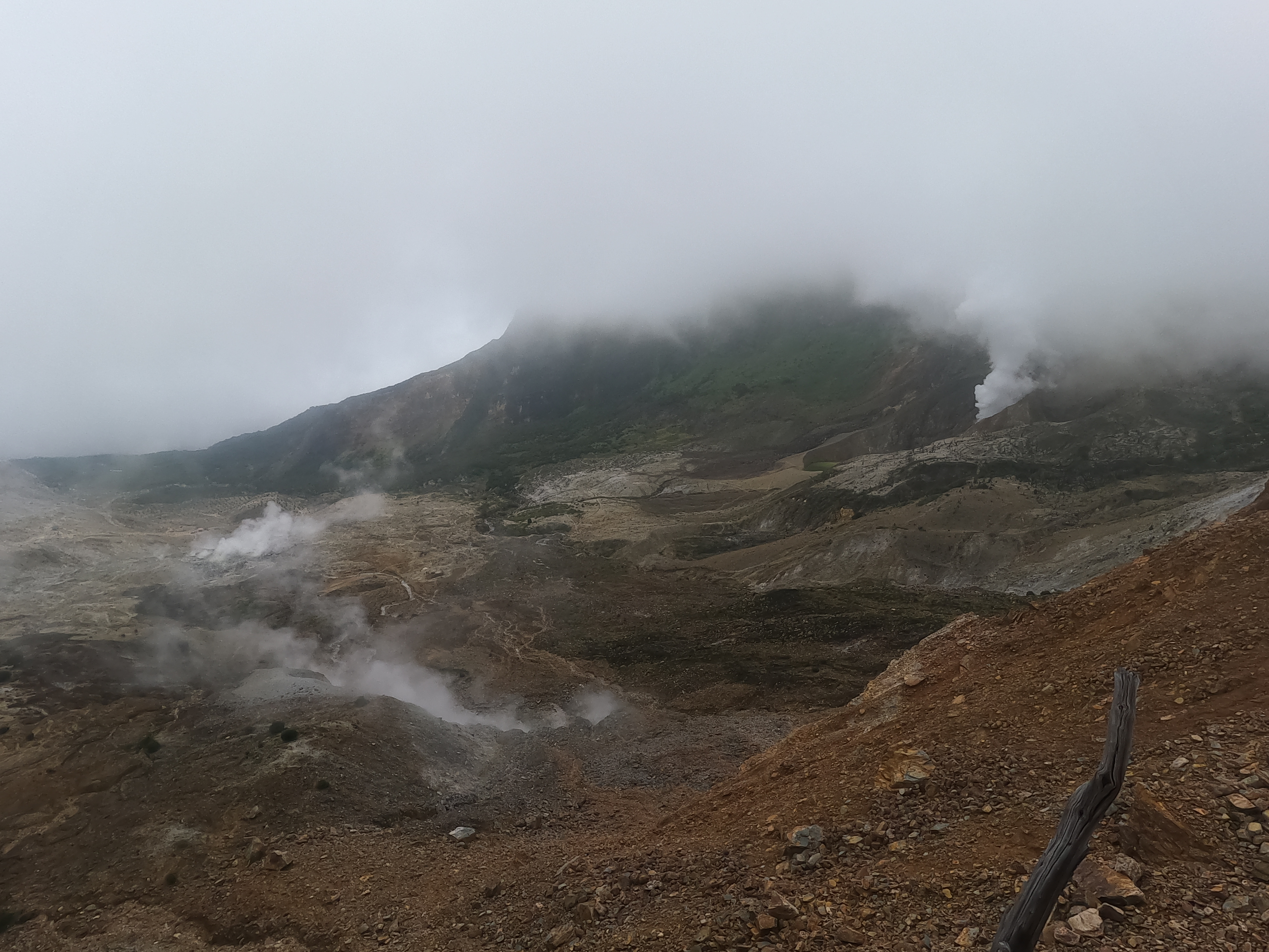 Photo 26: Hamparan kawah terbuka, terdapat 4 atau lebih kawah terbuka yang menghasilkan belerang