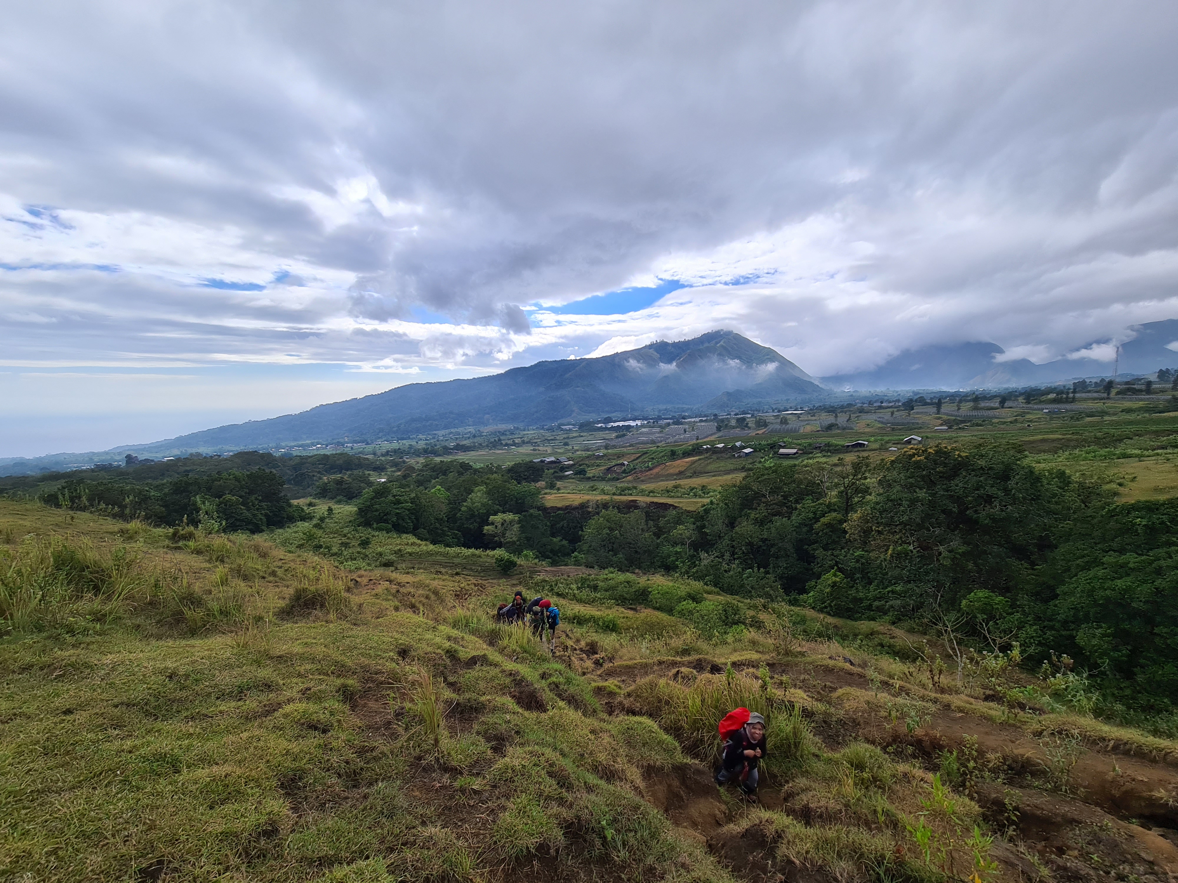 Rinjani 2/64: Pendakian dimulai dari pos pendakian Sembalun, berjalan melewati perkampungan warga dan perkebunan selama kurang lebih 1 jam, kemudian jalur pendakian berlanjut ke Savana