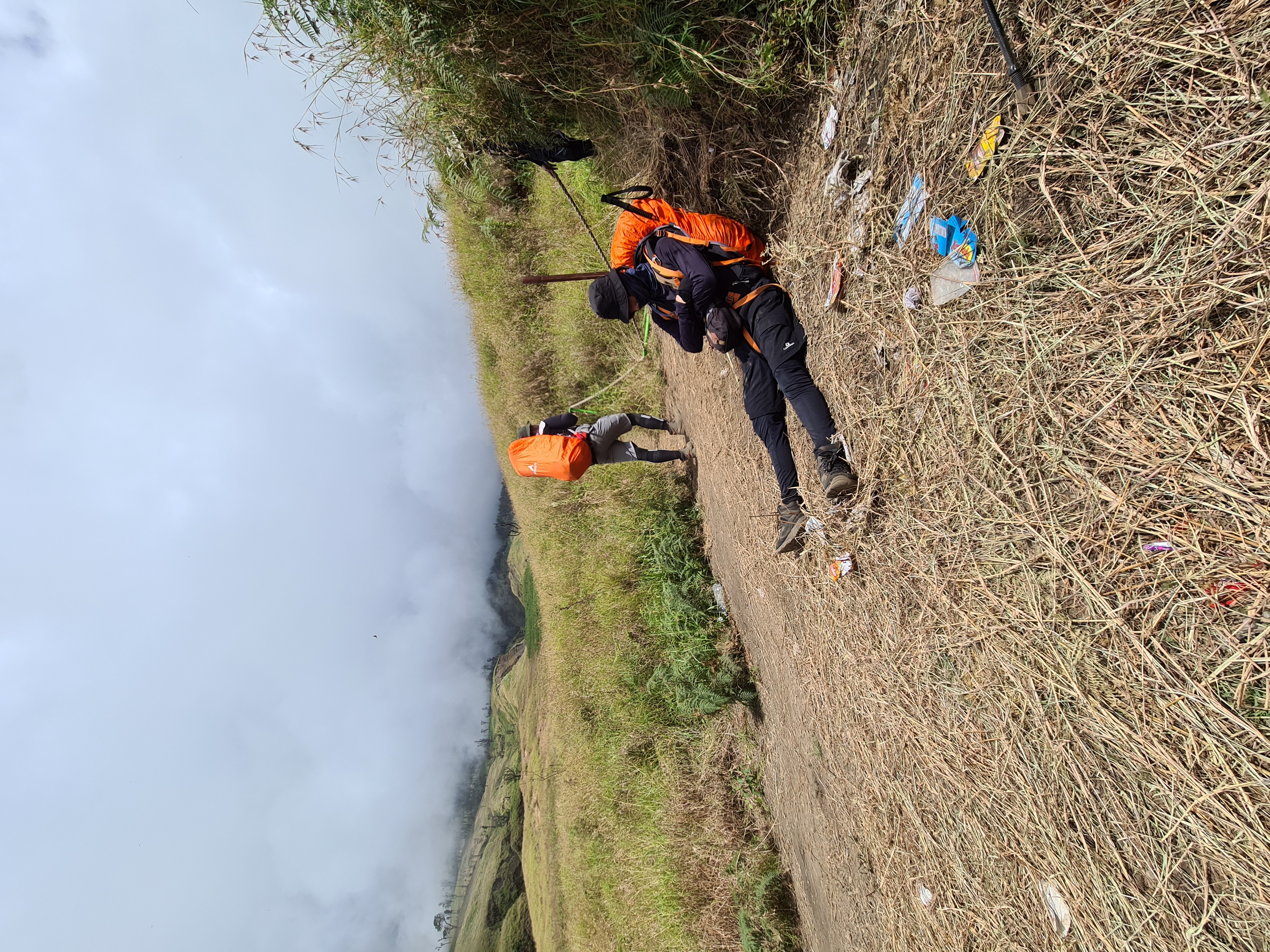 Rinjani 10/64: Pukul 12.30, perjalanan masih jauh menuju pos 3. Beberapa pendaki memilih untuk beristirahat sebentar, makan atau bahkan tidur.