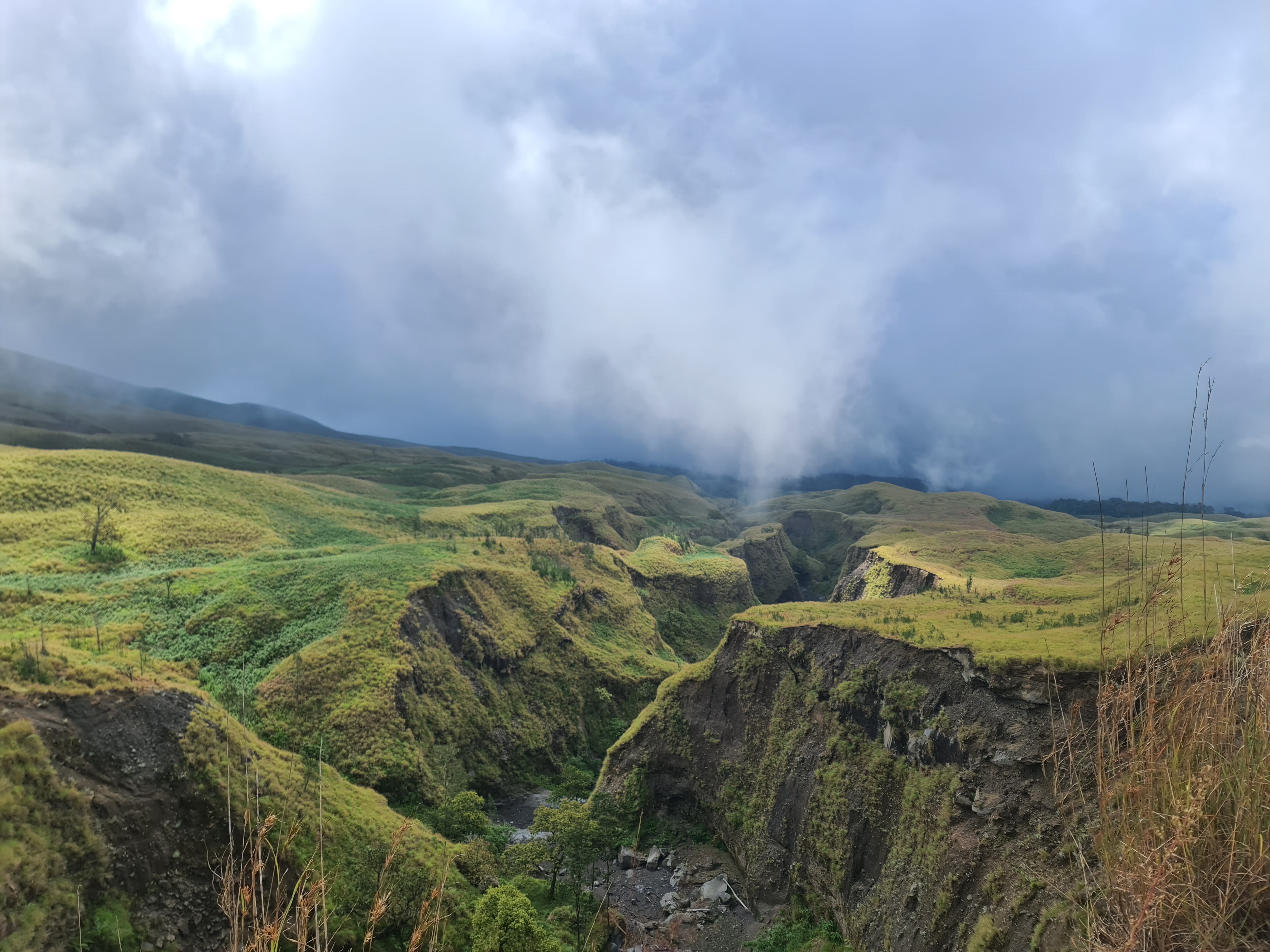 Rinjani 11/64: Sepanjang perjalanan disuguhi pemandangan savana hijau berbukit-bukit nan indah. Melewati beberapa jembatan dan alur aliran lahar dingin seperti ini, karena tidak erupsi alur alirannya jadi seperti sungai yang kering.