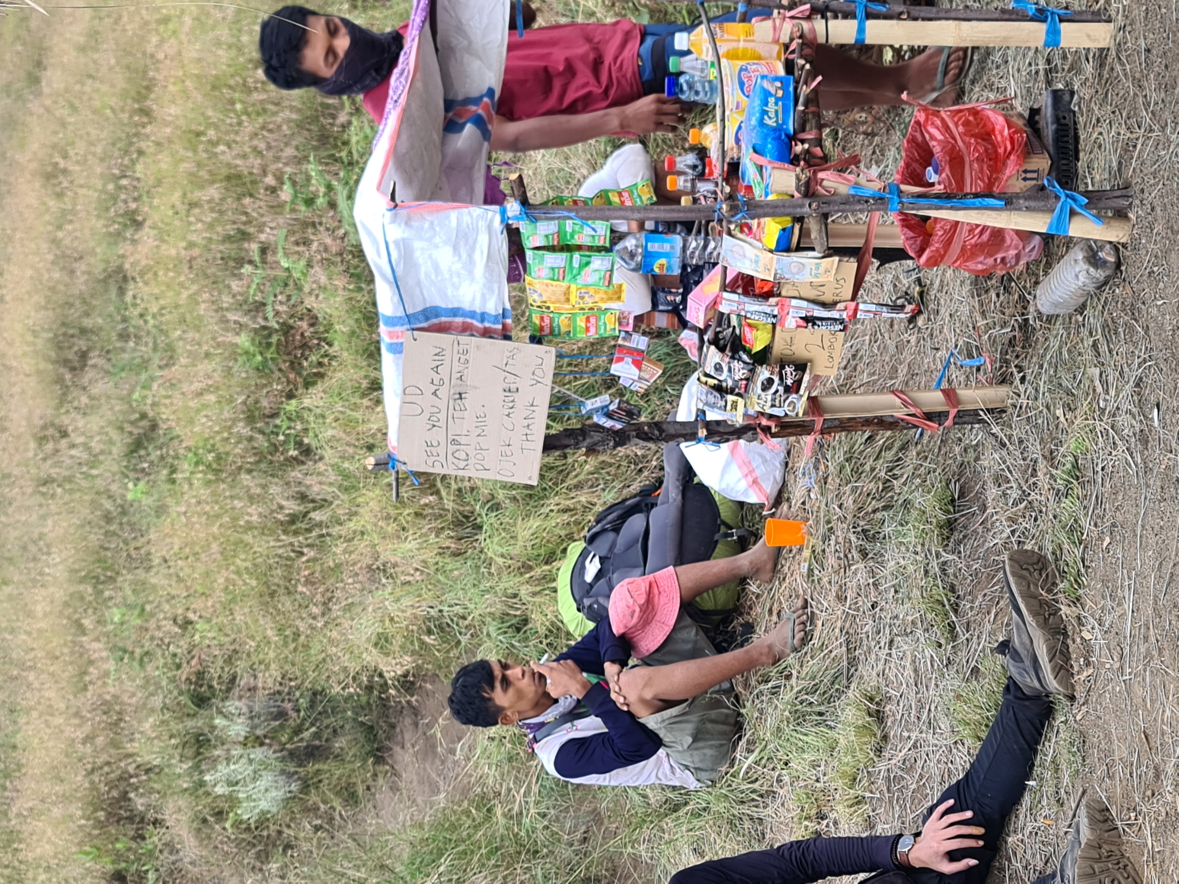 Rinjani 16/64: Di pos 4 masih terdapat warung dan juga porter Keril. Jadi kalau sudah capek bisa menyewa Porter untuk bawain keril sampe ke Plawangan.