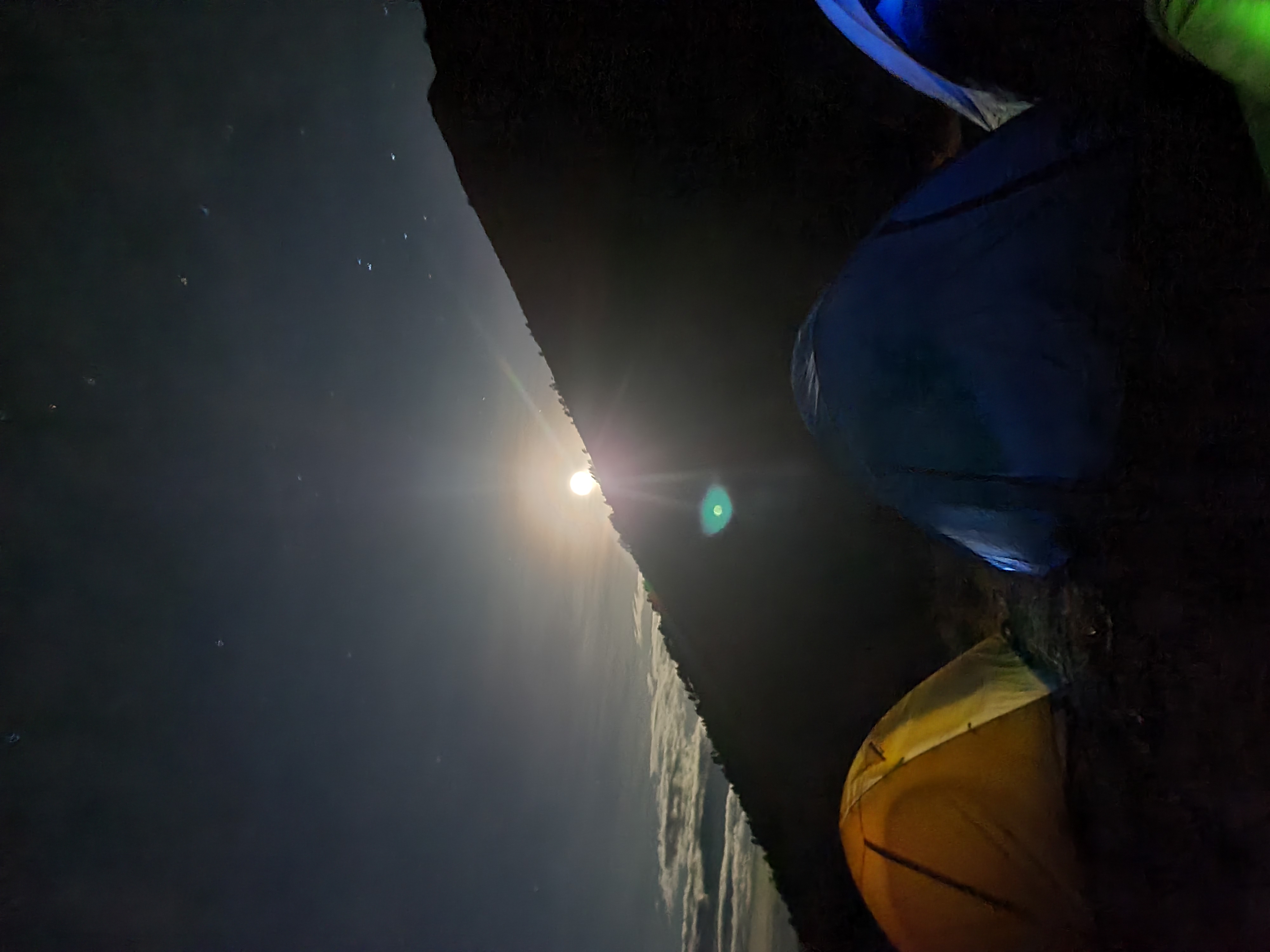 Rinjani 21/64: Akhirnya tiba juga di Plawangan sekitar pukul 17.30. Setelah tenda berdiri, makan, kemudian tidur. Malam sebelumnya baru saja gerhana, sehingga kali ini bulan penuh (full moon)