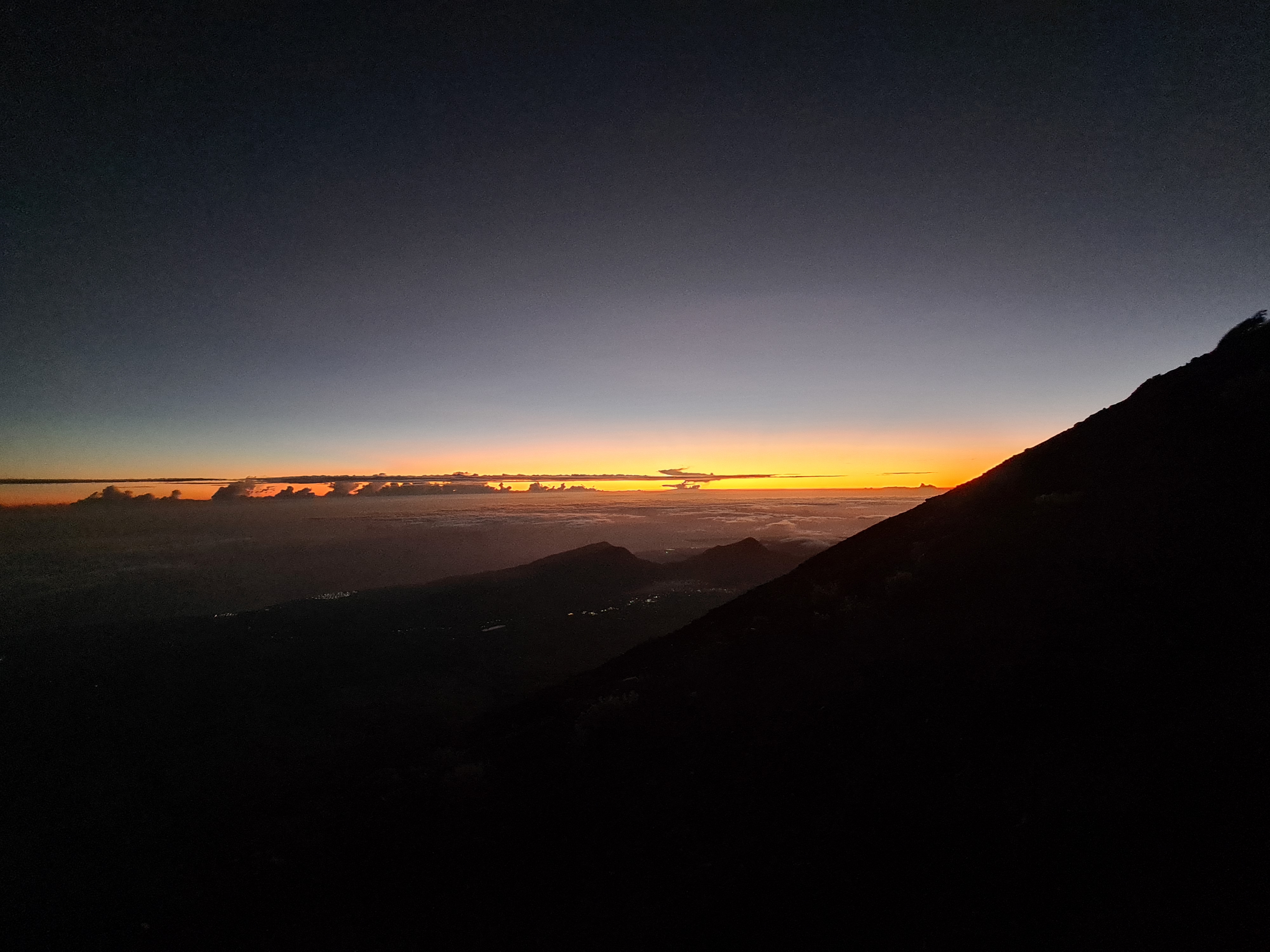 Rinjani 22/64: Kita bangun pukul 3.00 pagi untuk memulai summit attack. Pendakian ke Puncak, pukul 06.00 matahari sudah mulai tampak, langit menguning.