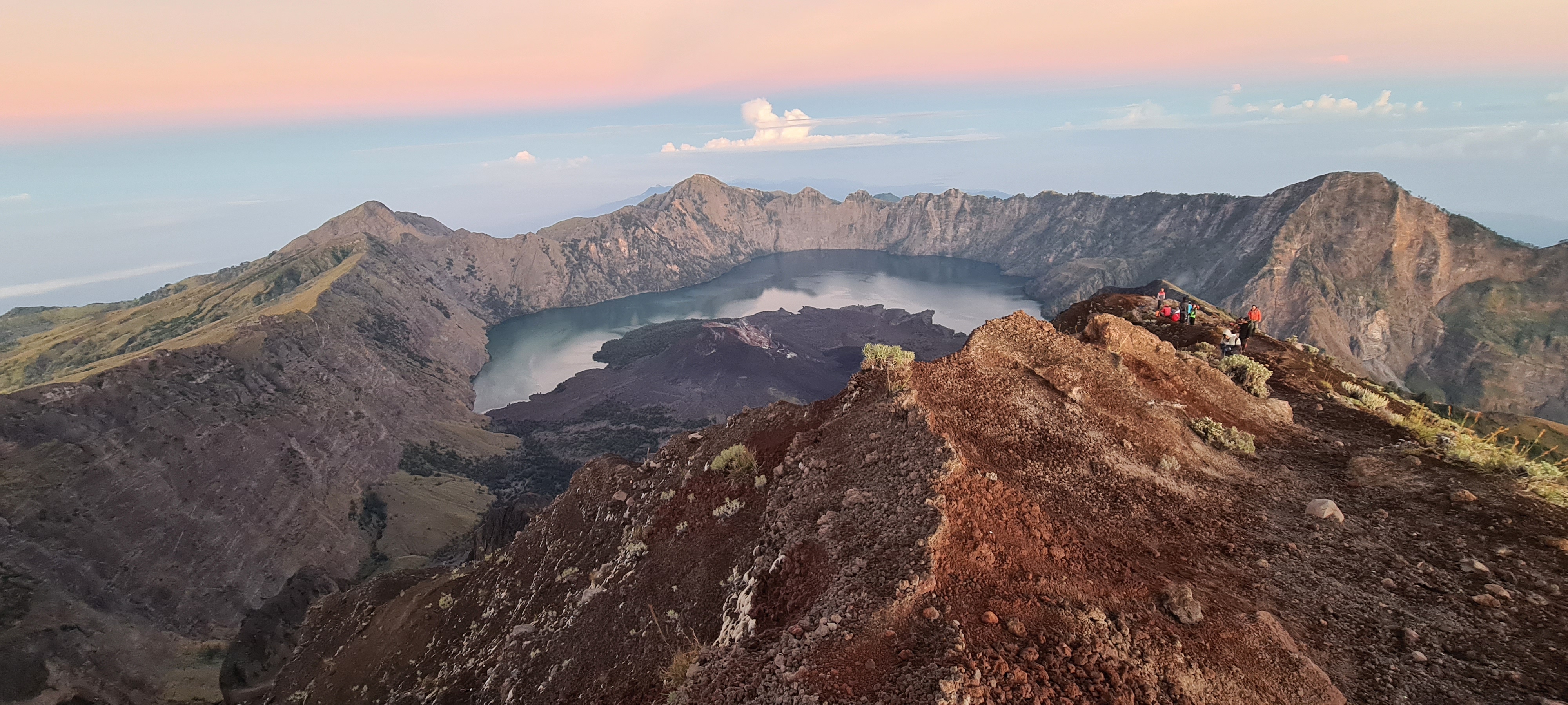 Rinjani 24/64: Selain matahari terbit, ketika kita melihat kebelakang juga ada pemandangan indah Danau Segara Anak.