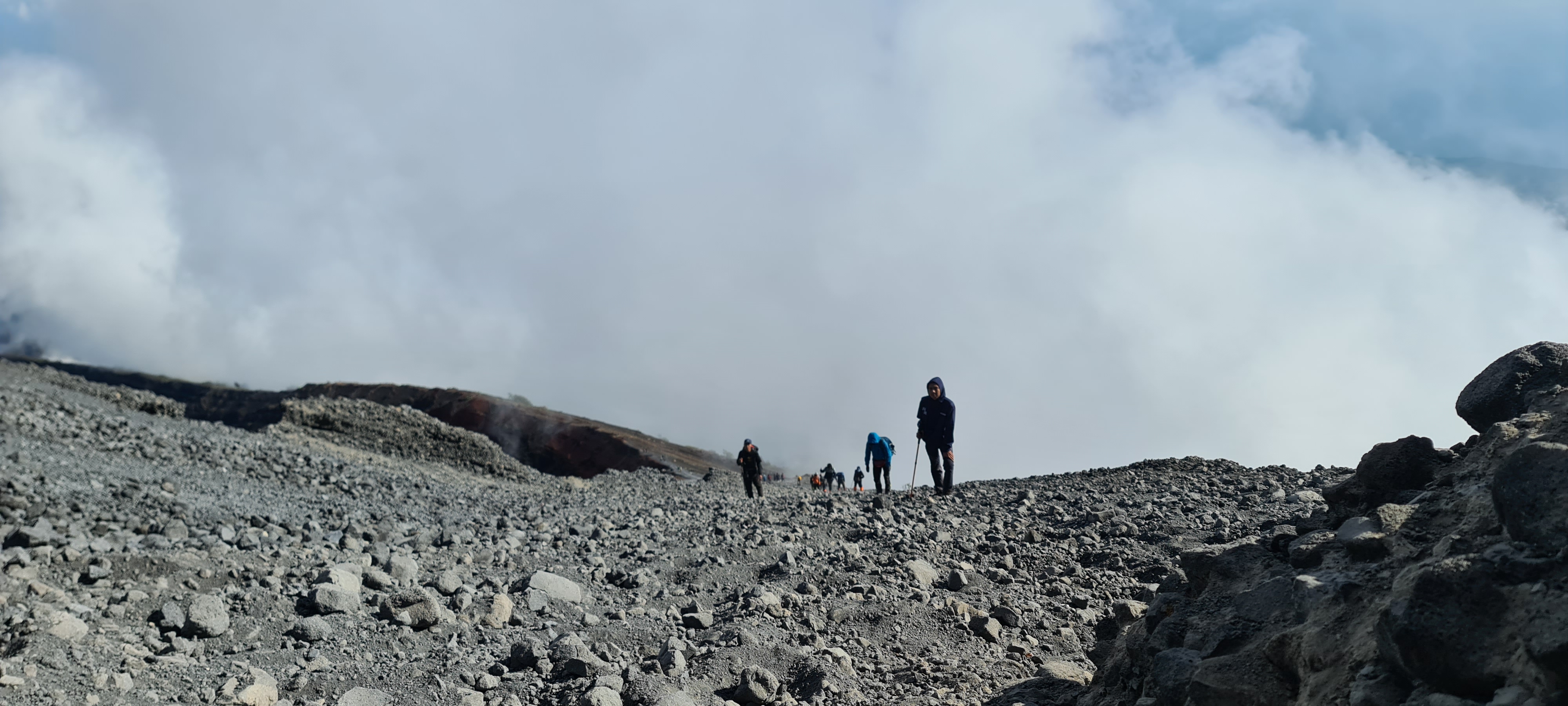 Rinjani 26/64: Kondisi trek pendakian, sebenarnya disepanjang trek pendakian ke Puncak ini, banyak ditemui pendaki yang tergeletak, tidur, beristirahat ataupun sudah menyerah. Summit ke Rinjani memang menguras tenaga, medannya yang panjang dan berbatu, naik tiga langkah turun dua langkah