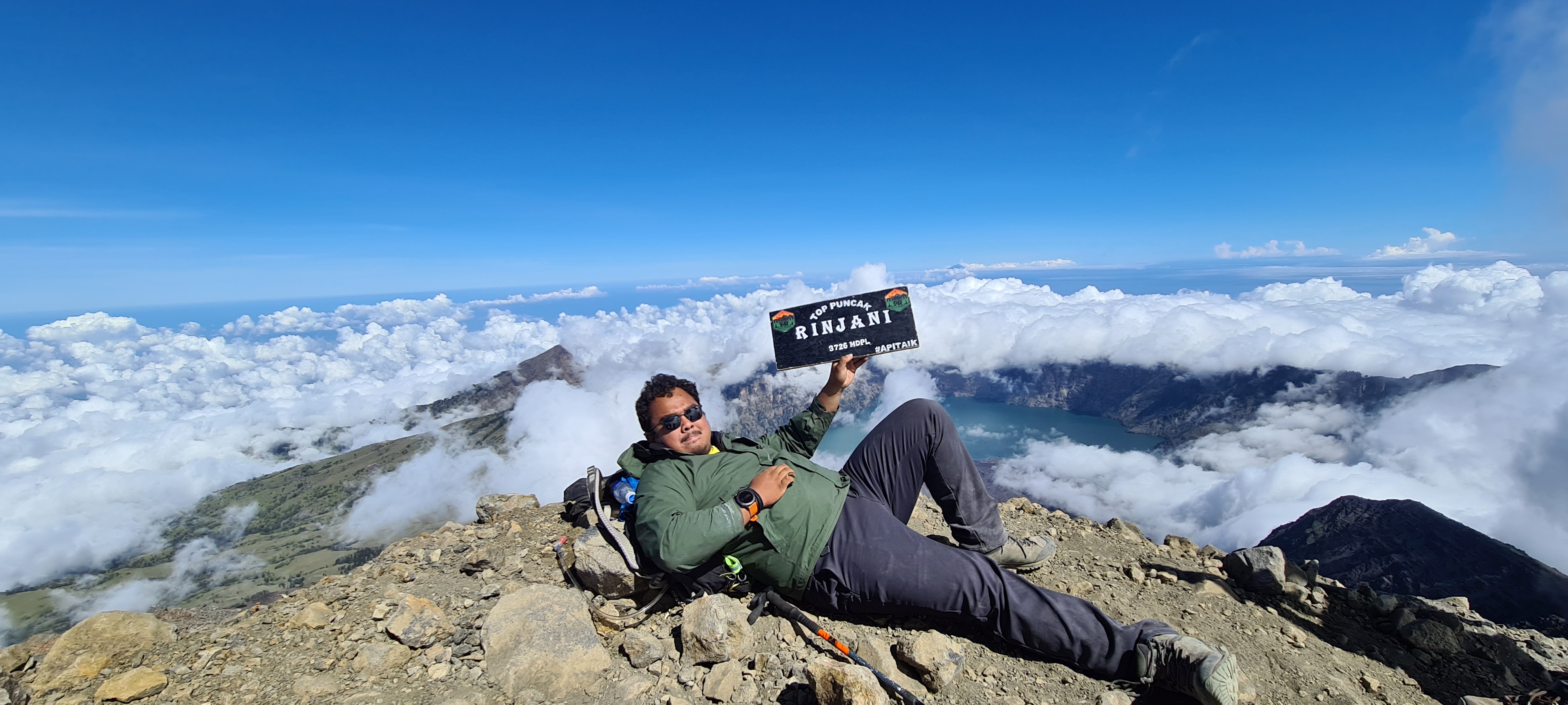 Rinjani 28/64: Akhirnya setelah perjuangan panjang, pada pukul 10.00 pagi kita sampai ke puncak Rinjani. Ritual wajib berphoto dengan plang puncak