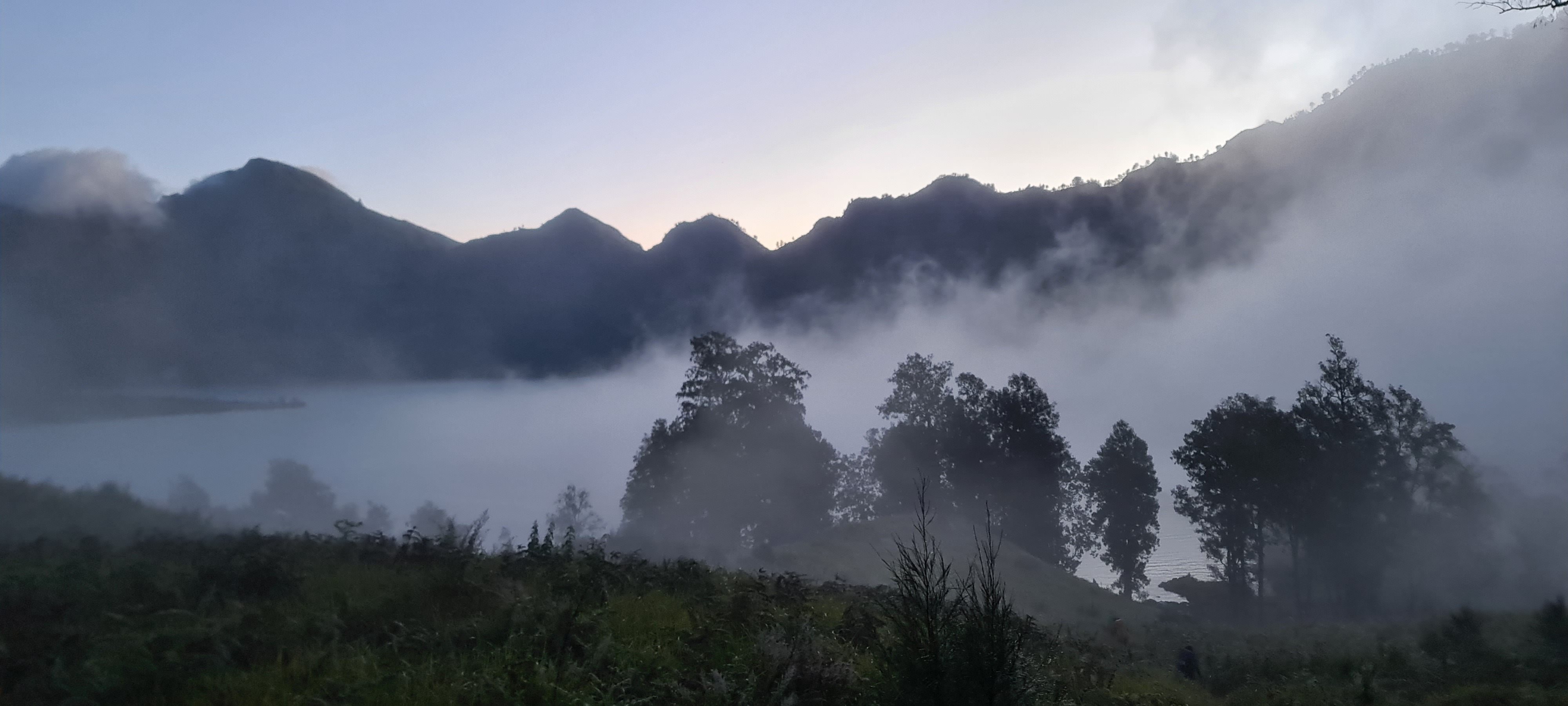 Rinjani 31/64: Berjalan kurang lebih 4 jam, pukul 18.00 akhirnya Danau mulai kelihatan yang artinya kita sudah hampir tiba di Kamp. Bisa istirahat, makan, peregangan dan tidur.