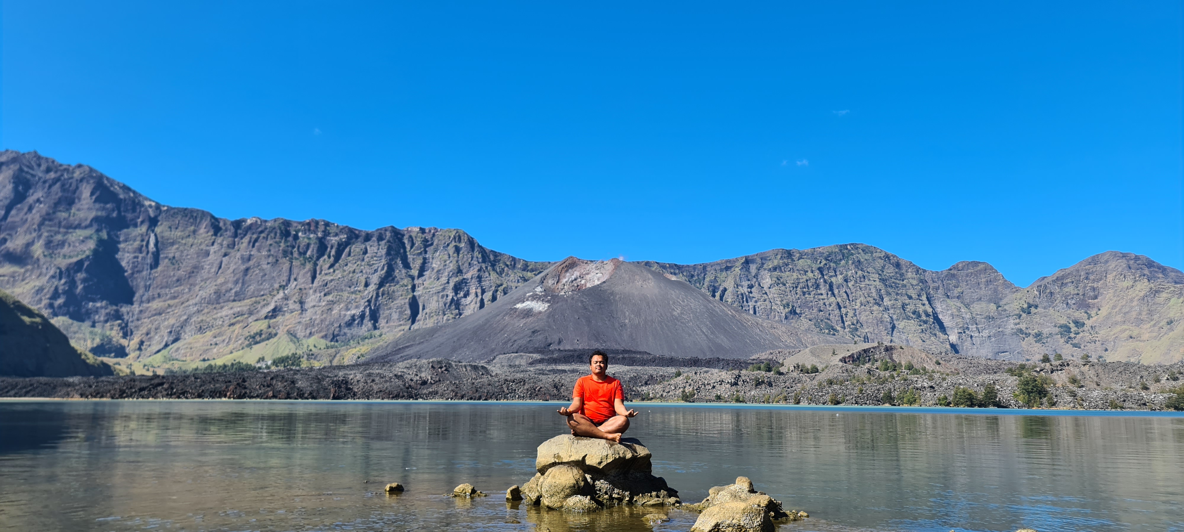 Rinjani 32/64: Namaste, Paginya bagun tidur, cuaca cerah. Danau Segara anak dengan latar belakang Gunung Barujari sungguh indah.