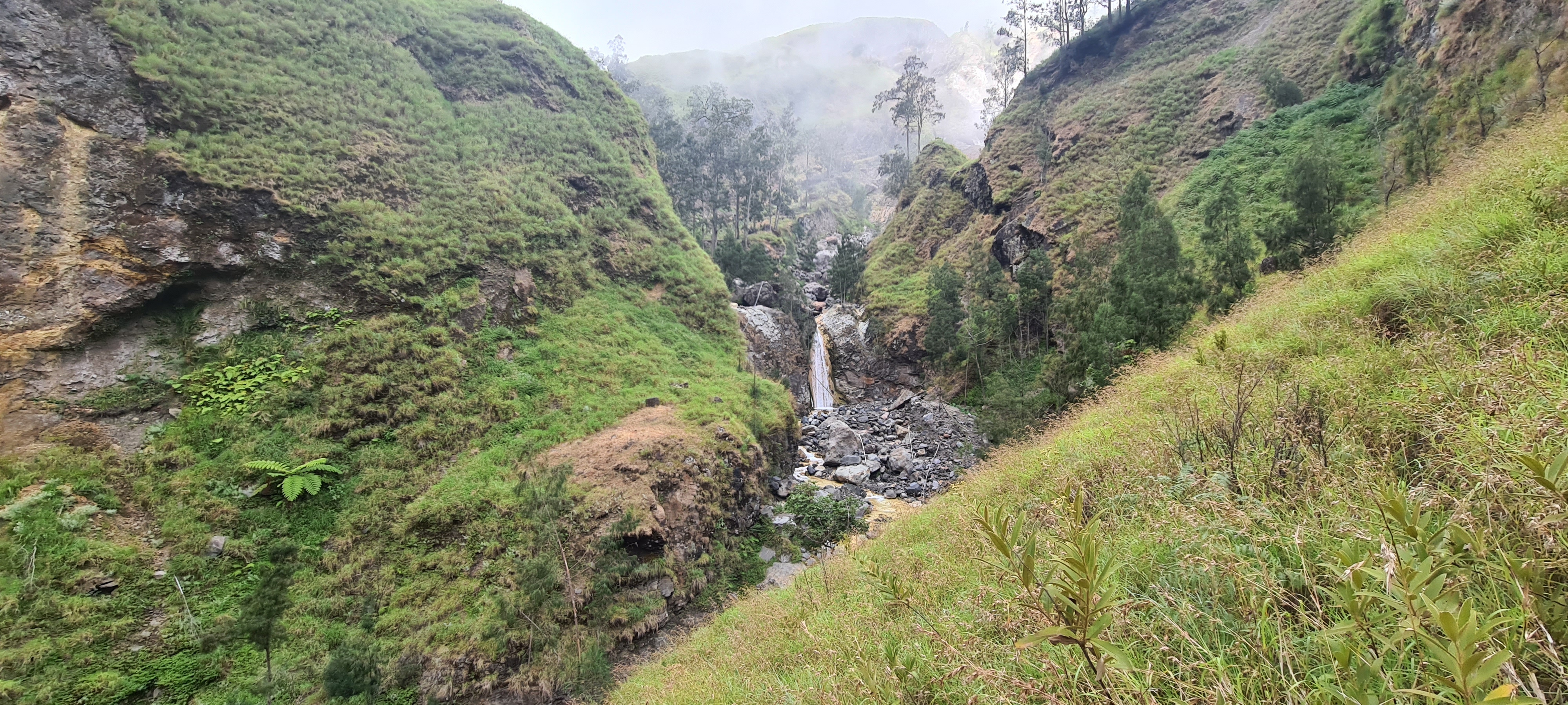 Rinjani 41/64: Air terjun lainnya yang kita lalui. Jalur Torean juga lebih ekstrim dibandingkan jalur Sembalun yang kita lalui sebelumnya, turun naik-bukit, berjalan di lembah yang diapit kaki-kaki gunung