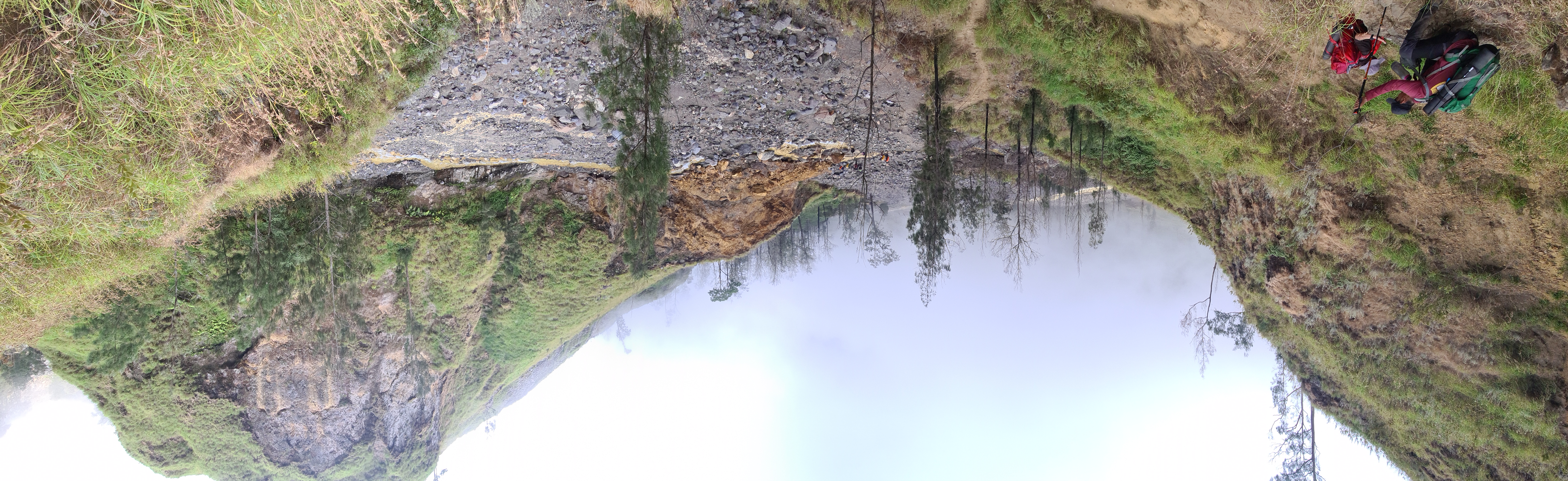 Rinjani 43/64: Selain sungai, pendaki juga akan melalui alur jalur lahar dingin seperti ini.