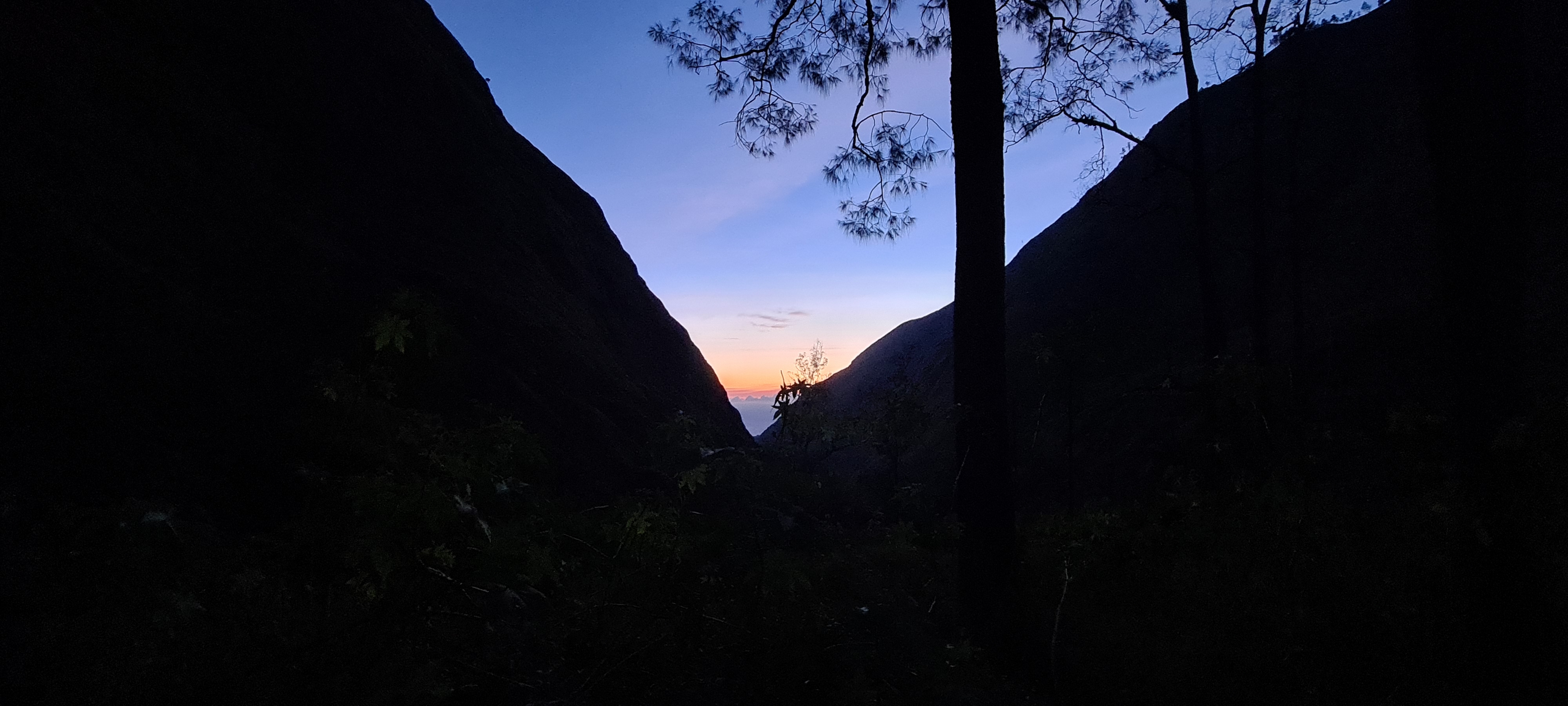 Rinjani 49/64: Pagi hari, matahari mulai terbit dilembah diantara dua gunung. Persiapan untuk pulang