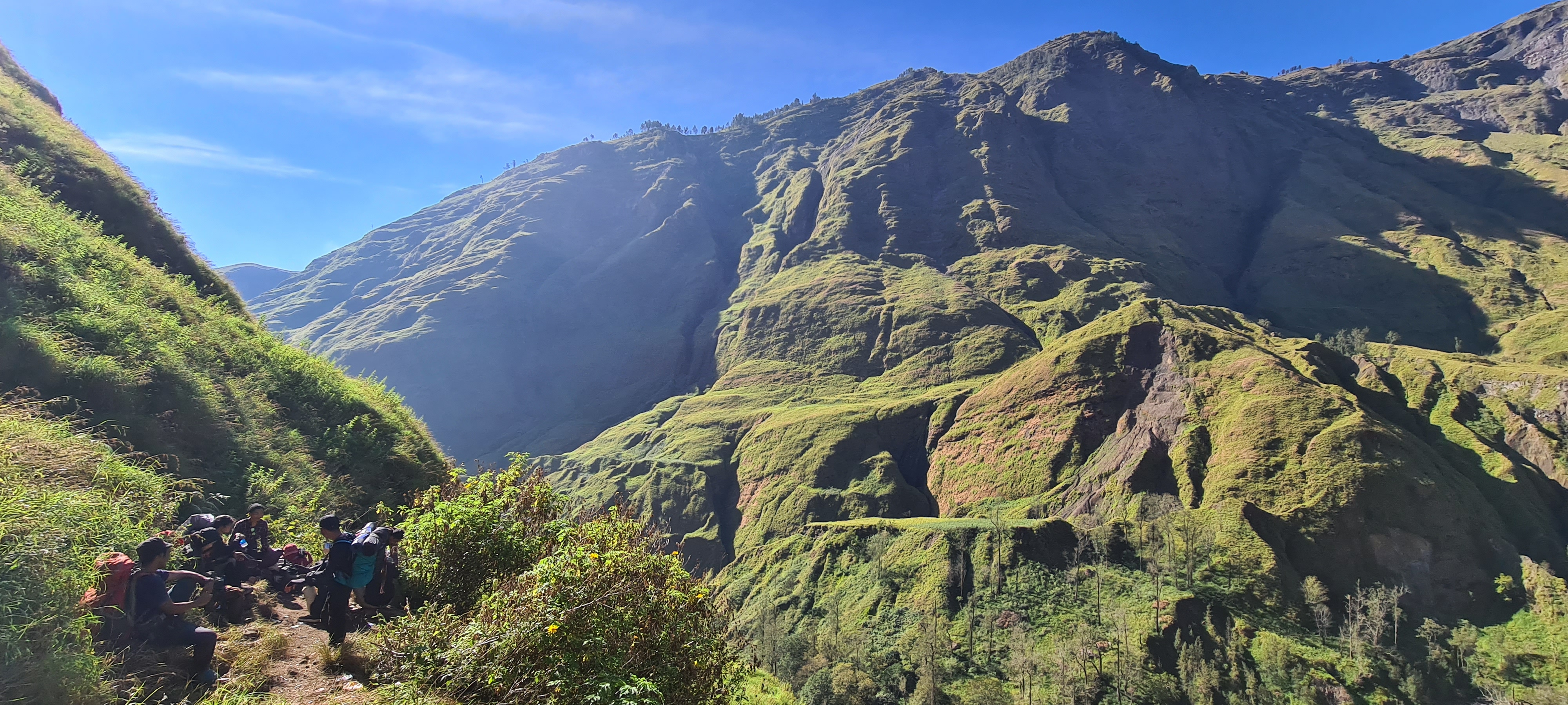 Rinjani 52/64: Perjalanan selanjutnya kita memang benar-benar turun naik bukit dan melewati lereng-lereng gunung. Ada tempat yang cukup luas sedikit kita manfaatkan untuk beristirahat