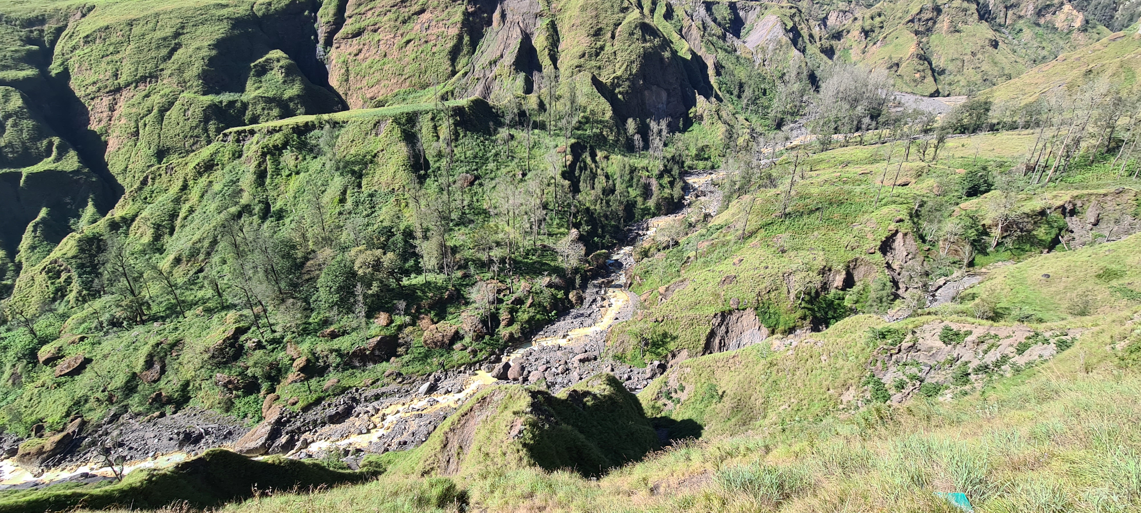 Rinjani 53/64: Aliran sungai tepat dibawah lereng yang kami lalui, sungai ini mengandung belerang dan sumber airnya dari danau