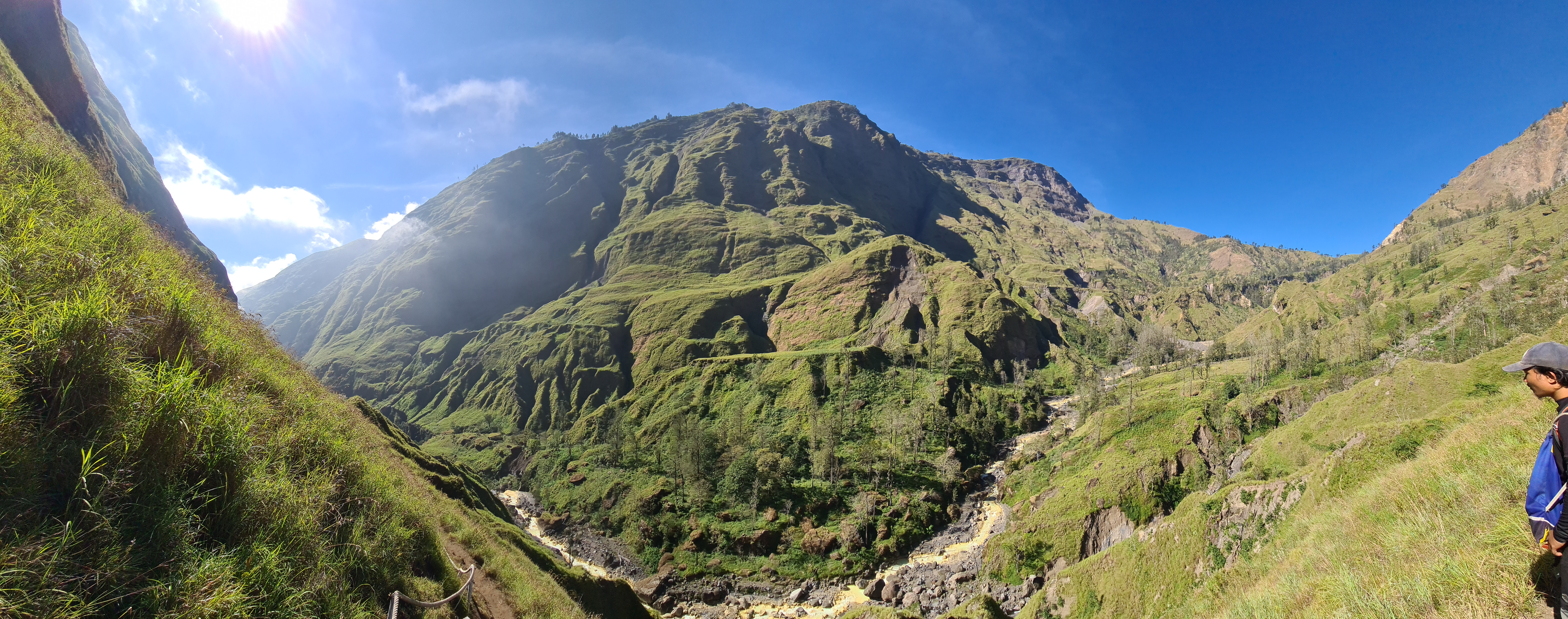 Rinjani 54/64: Pemandangan didepan pegunungan hijau, sebentar-sebentar berhenti untuk mengambil gambar