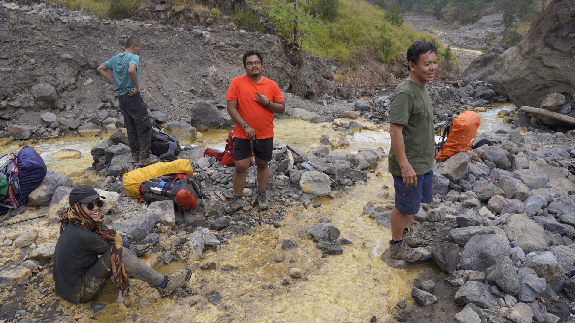 Rinjani 44/64: Ketemu sungai, istirahat lagi sambil main air. Karena sungai ini mengandung belerang, jadi gabisa dimimum