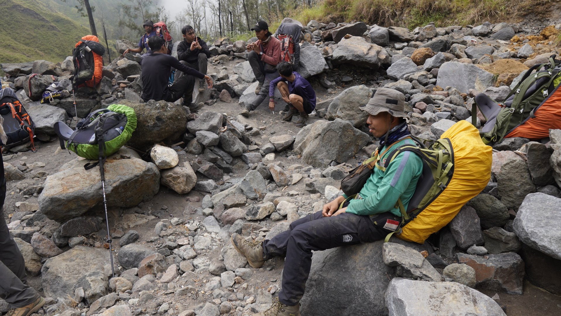 Rinjani 45/64: Keril dilepas, ada yang ngerokok ada yang main air, ada yang ghibah. Macam-macam pokoknya