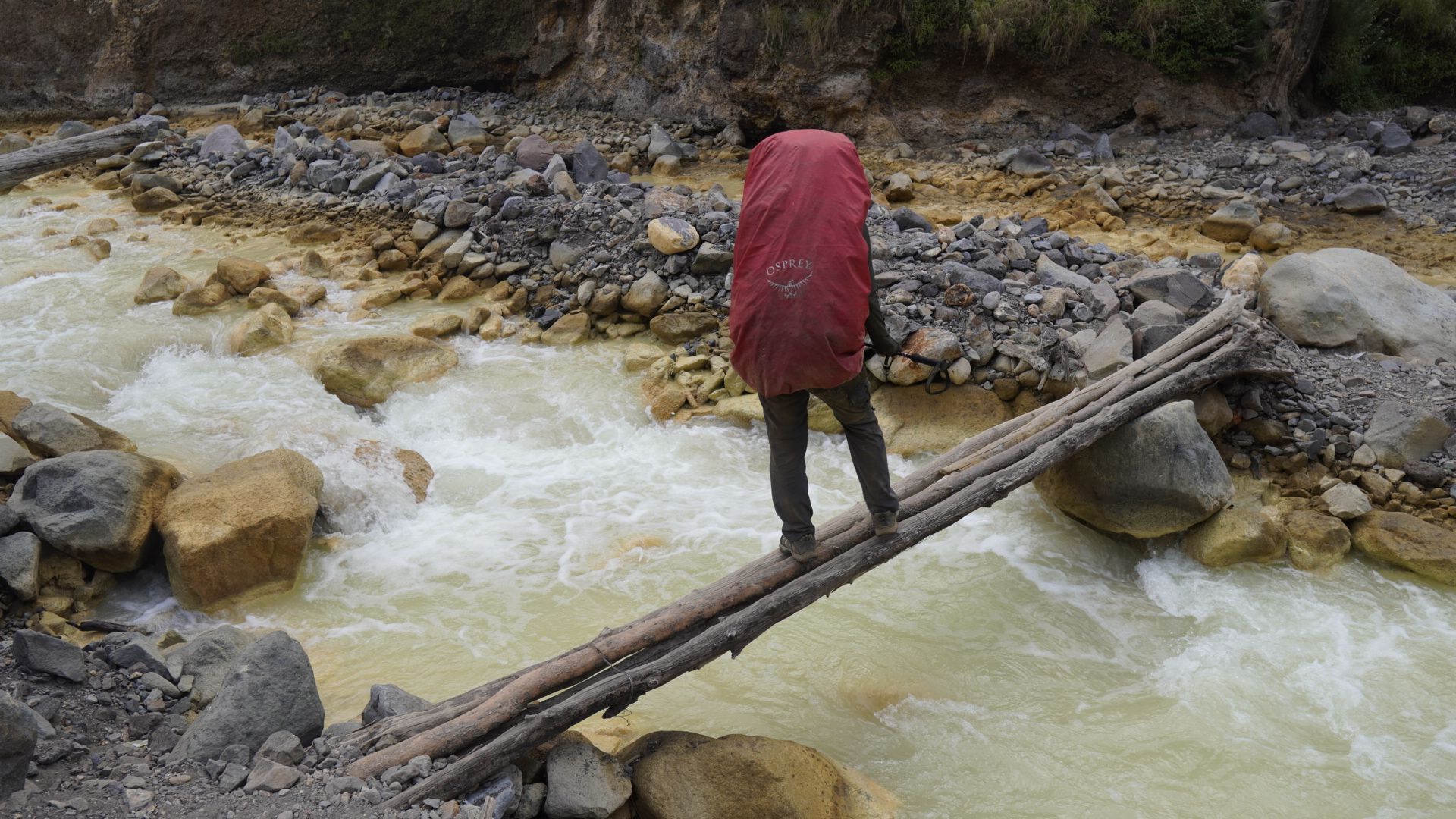 Rinjani 46/64: Untuk melewati sungai berbelerang tersebut, terdapat jembatan darurat seperti ini. Jadi gantian lewatnya