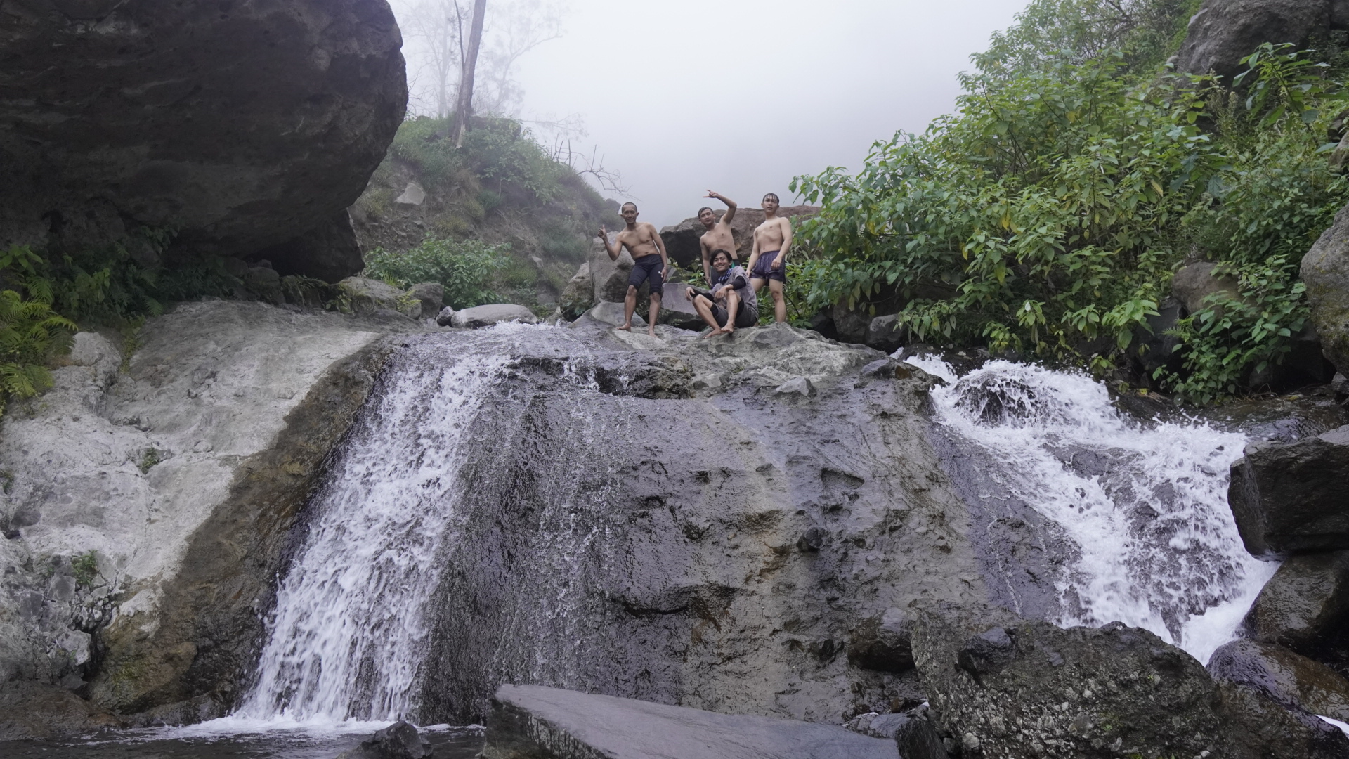 Rinjani 50/64: Mandi lagi. Tidak jauh dari camp kami ada sungai yang jernih dan segar. Dibagian agak keatas, kita mengambil air, bagian bawahnya bisa dipake untuk mandi