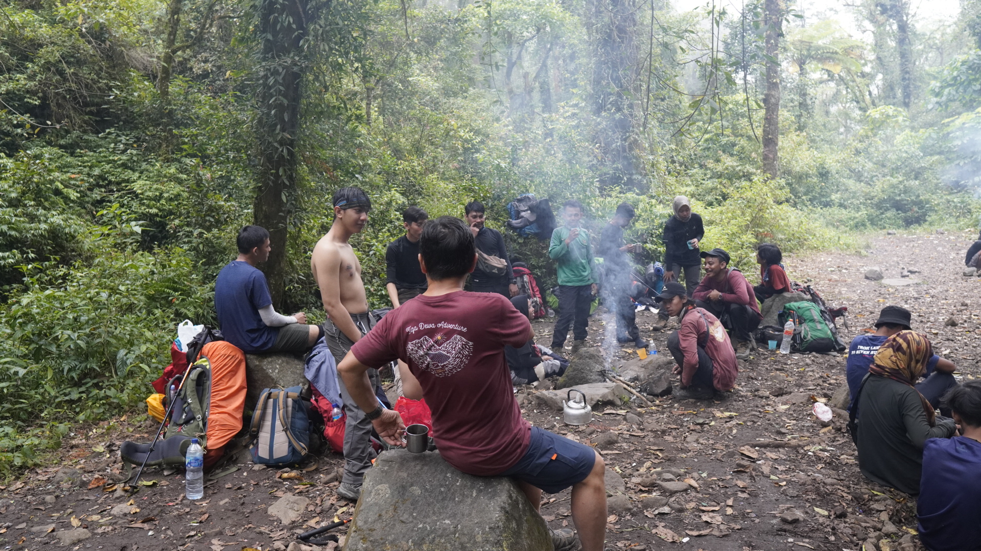 Rinjani 59/64: Pukul 12.00 kita berhenti di area camp ditengah hutan. Istirahat dan makan siang.