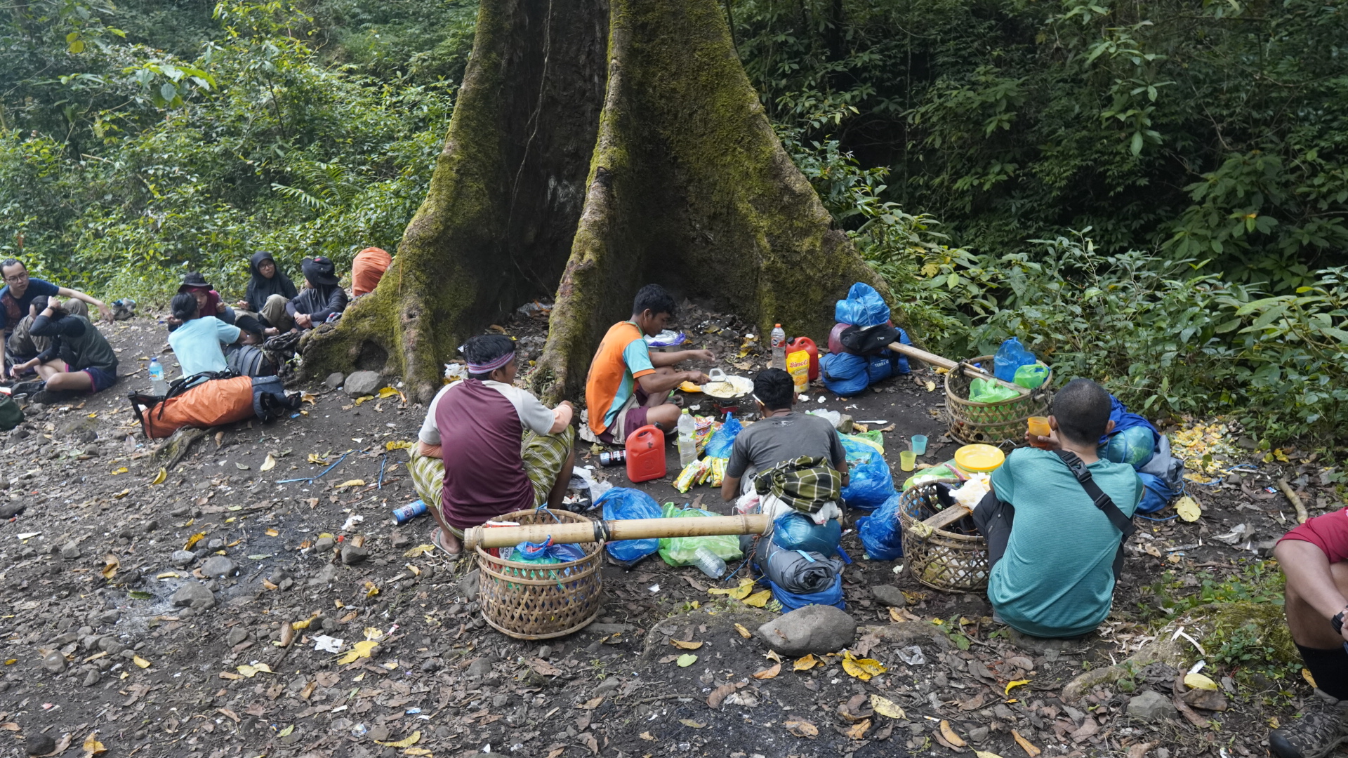 Rinjani 60/64: Porter yang menemani kami, selain membawakan perlengkapan kelompok, juga memasak makanan. Mereka akan berjalan duluan dan mempersiapkan makanan di pos-pos perjalanan