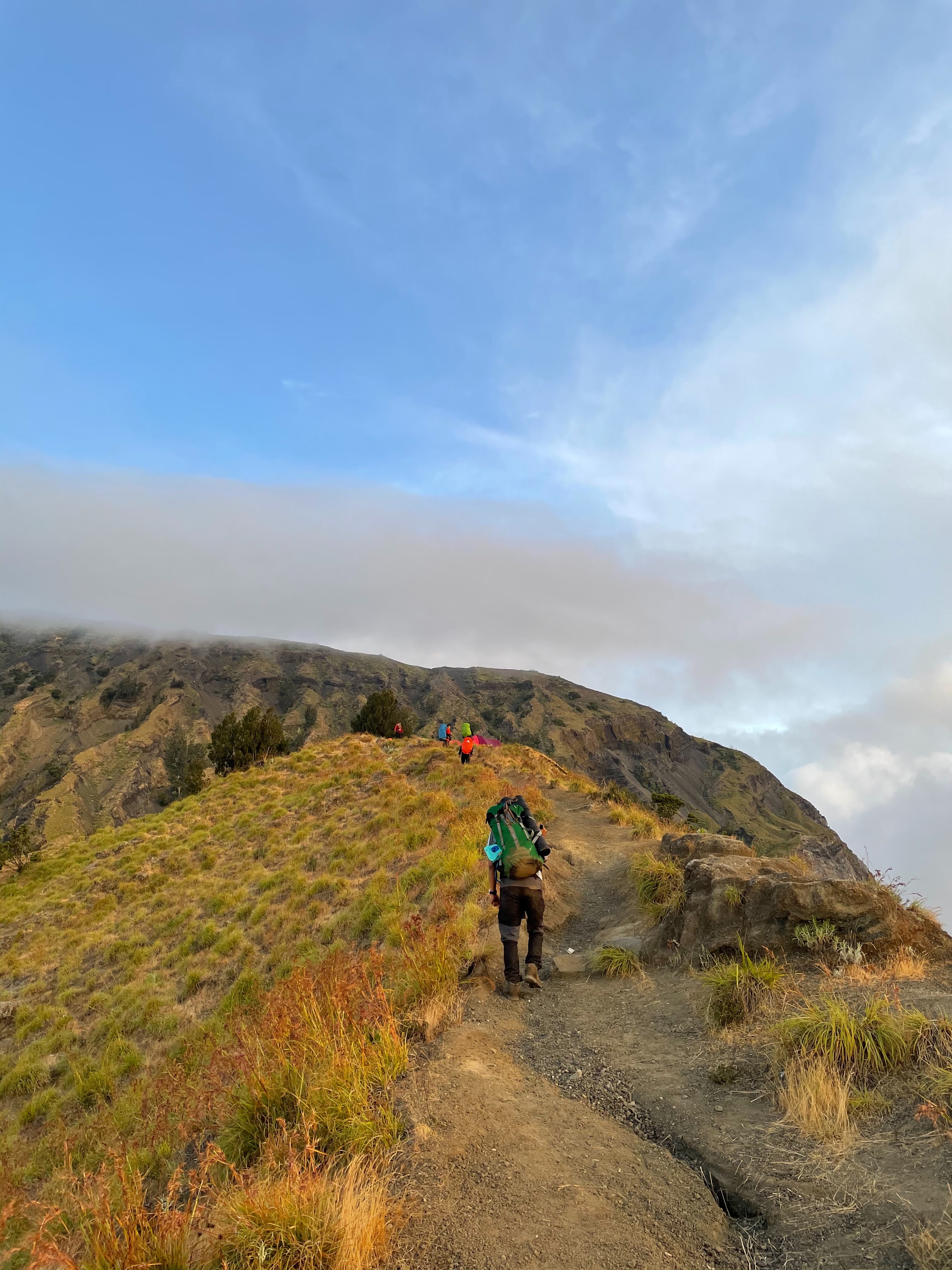 Rinjani 20/64: Hari sudah mulai sore, tapi Plawangan rasanya belum juga sampai, mau gimana lagi harus terus berjalan, sebelum malam