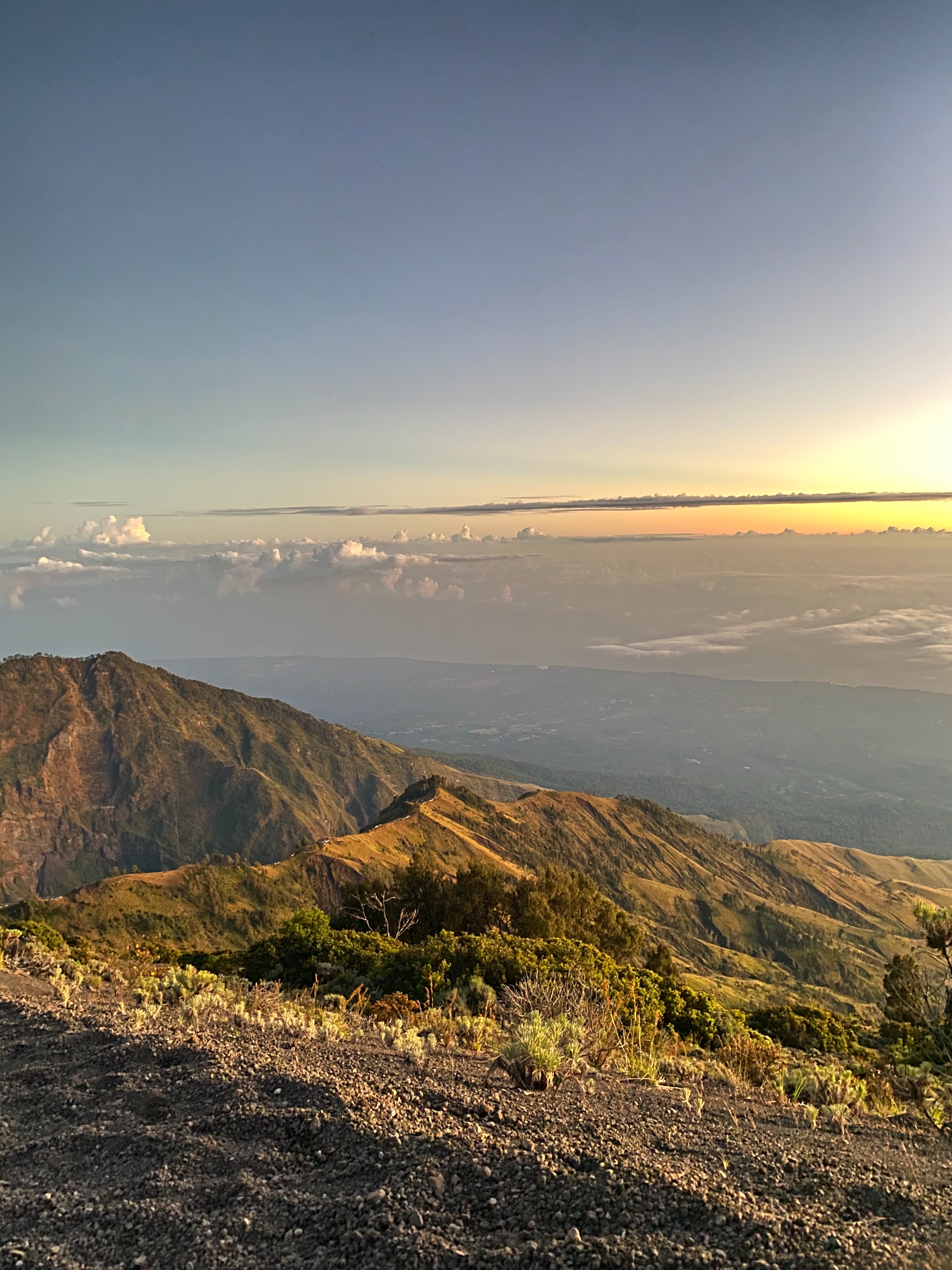 Rinjani 25/64: Matahari sudah penuh keluar, Savana yang kita lalui tadi tampak kuning keemasan. Dilihat dari sini, orang-orang di Plawangan kecil juga yah