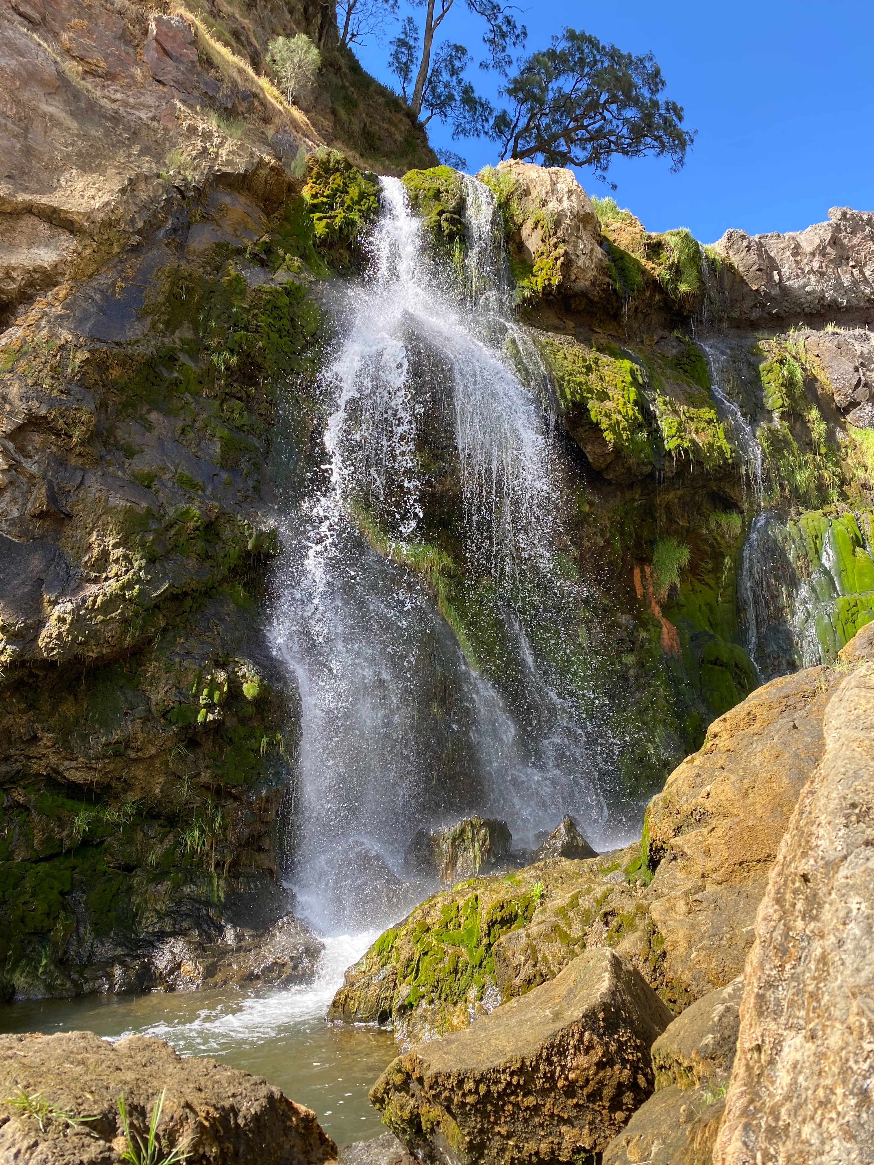 Rinjani 36/64: Air terjun dari sungai yang airnya berasal dari Danau Segara Anak. Segar!