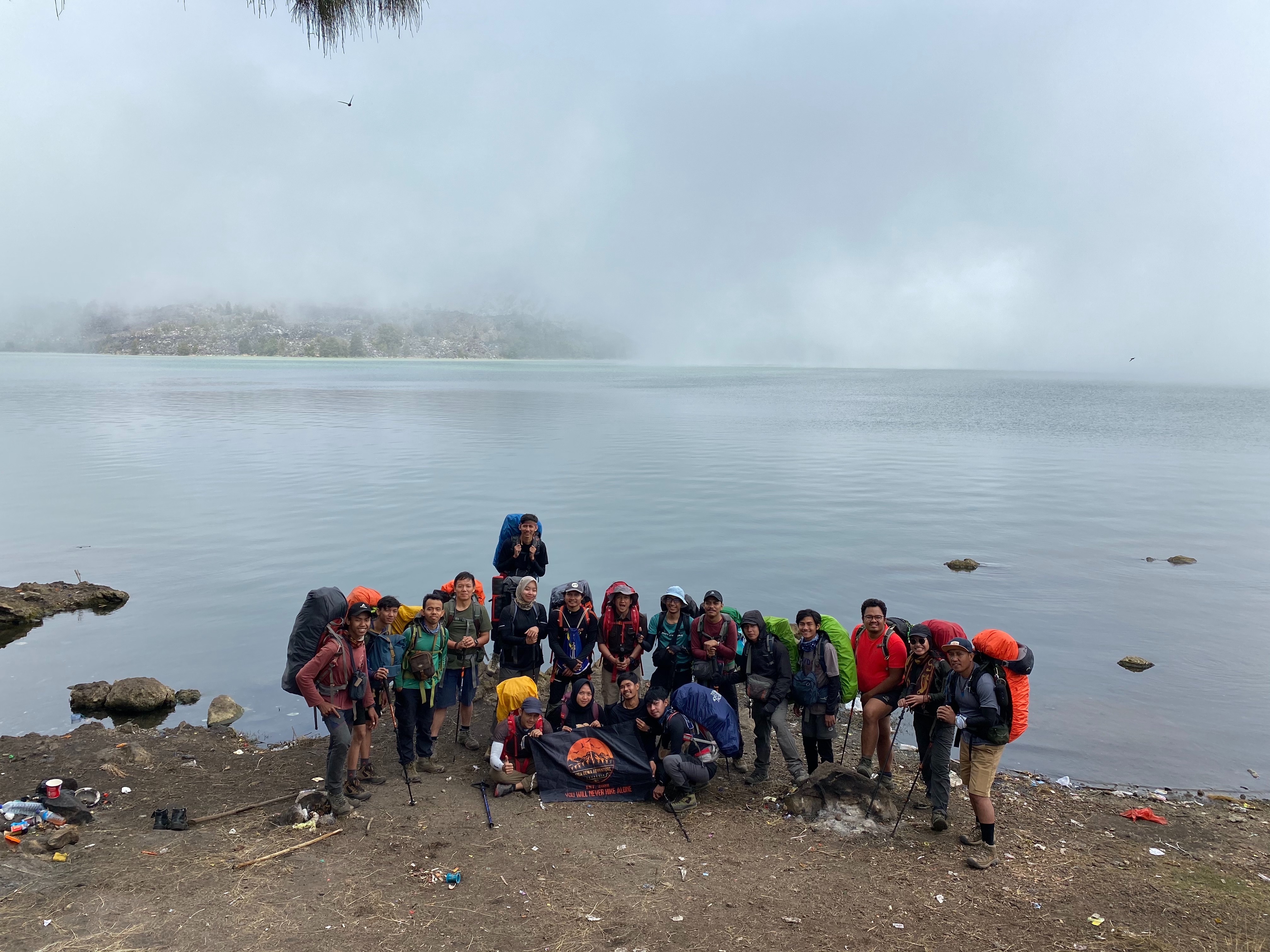 Rinjani 38/64: Setelah makan siang, kita lanjutkan perjalanan turun melalui jalur Torean. Hari ketiga, Puncak sudah, Danau Segara Anak sudah, perjalanan jadi lebih santai. Sebelum turun dari Danau Segara Anak menuju basecamp Torean, Rombongan kita berfoto dulu