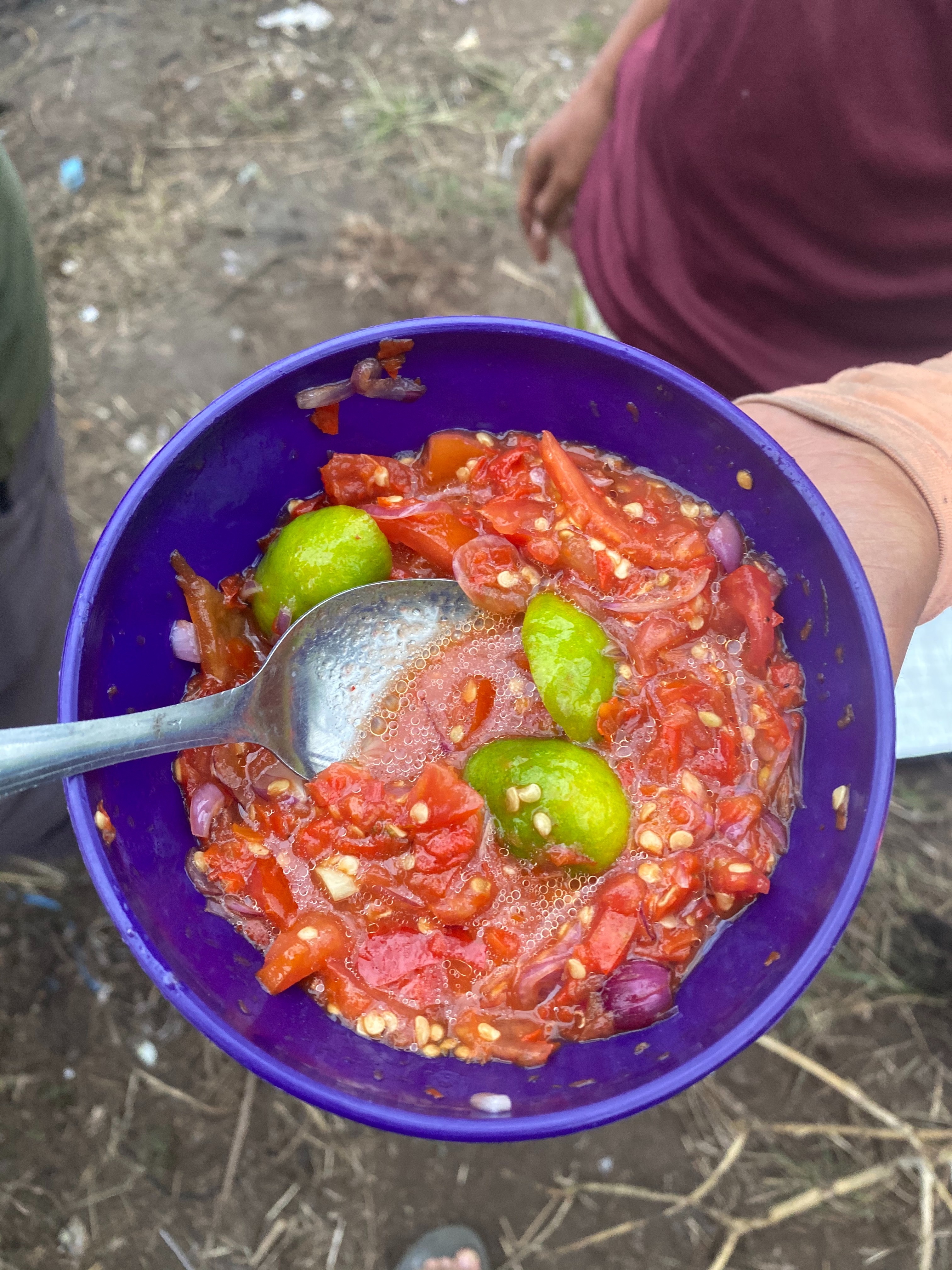 Rinjani 61/64: Sajian makan dalam perjalanan kali ini yang paling nikmat adalah sambal ini. Dibuat oleh bapak Porter dan di-ulek langsung dengan alat seadanya