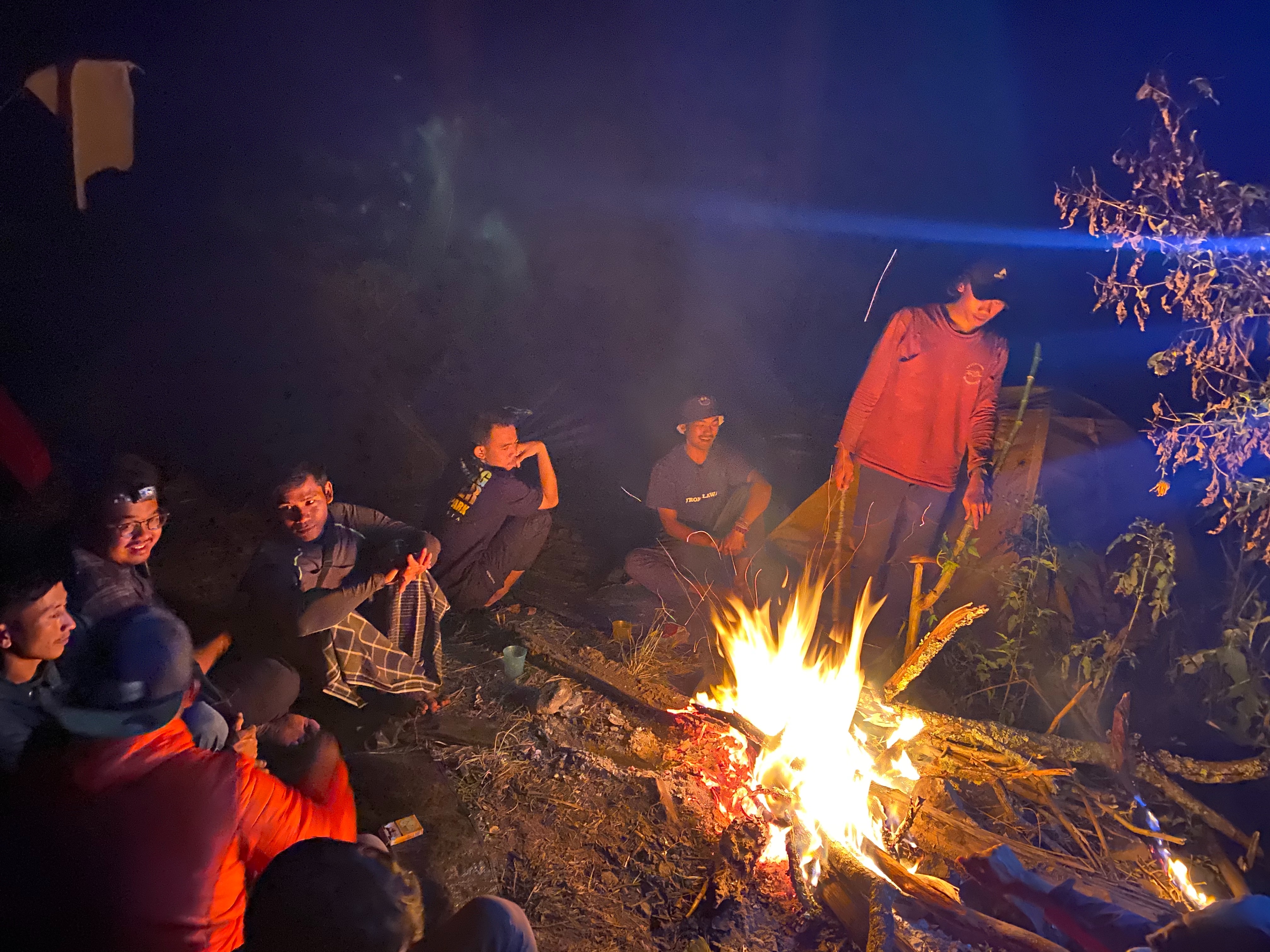 Rinjani 47/64: Setelah setengah perjalanan dari Danau Segara Anak menuju Desa Torean, kita beristirahat di-area Camp dekat dengan sungai. Kita nginap semalam lagi disini