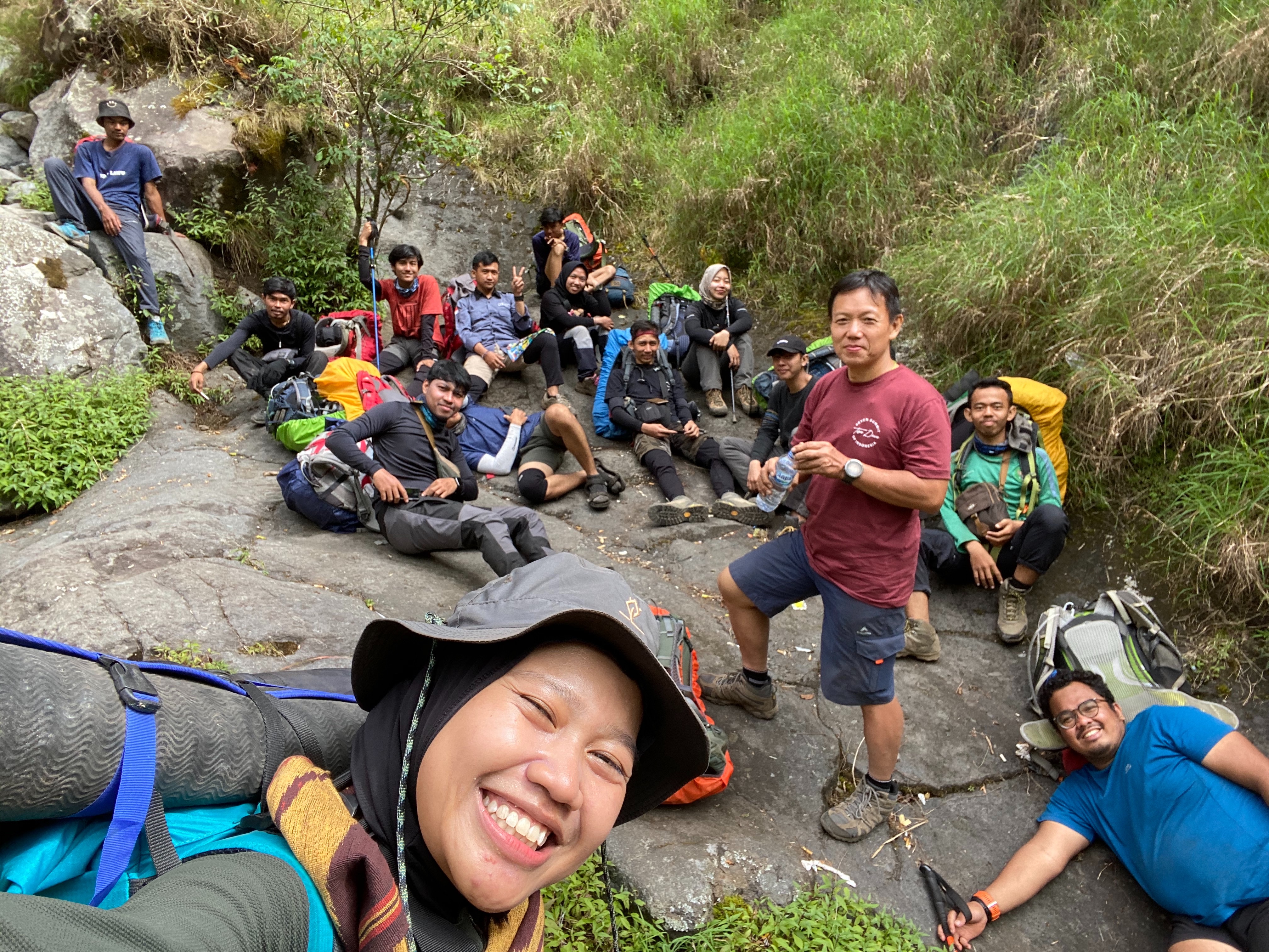 Rinjani 58/64: Ketemu aliran sungai kering, terus agak rindang ditutupi tebing, istirahat dulu sambil foto-foto