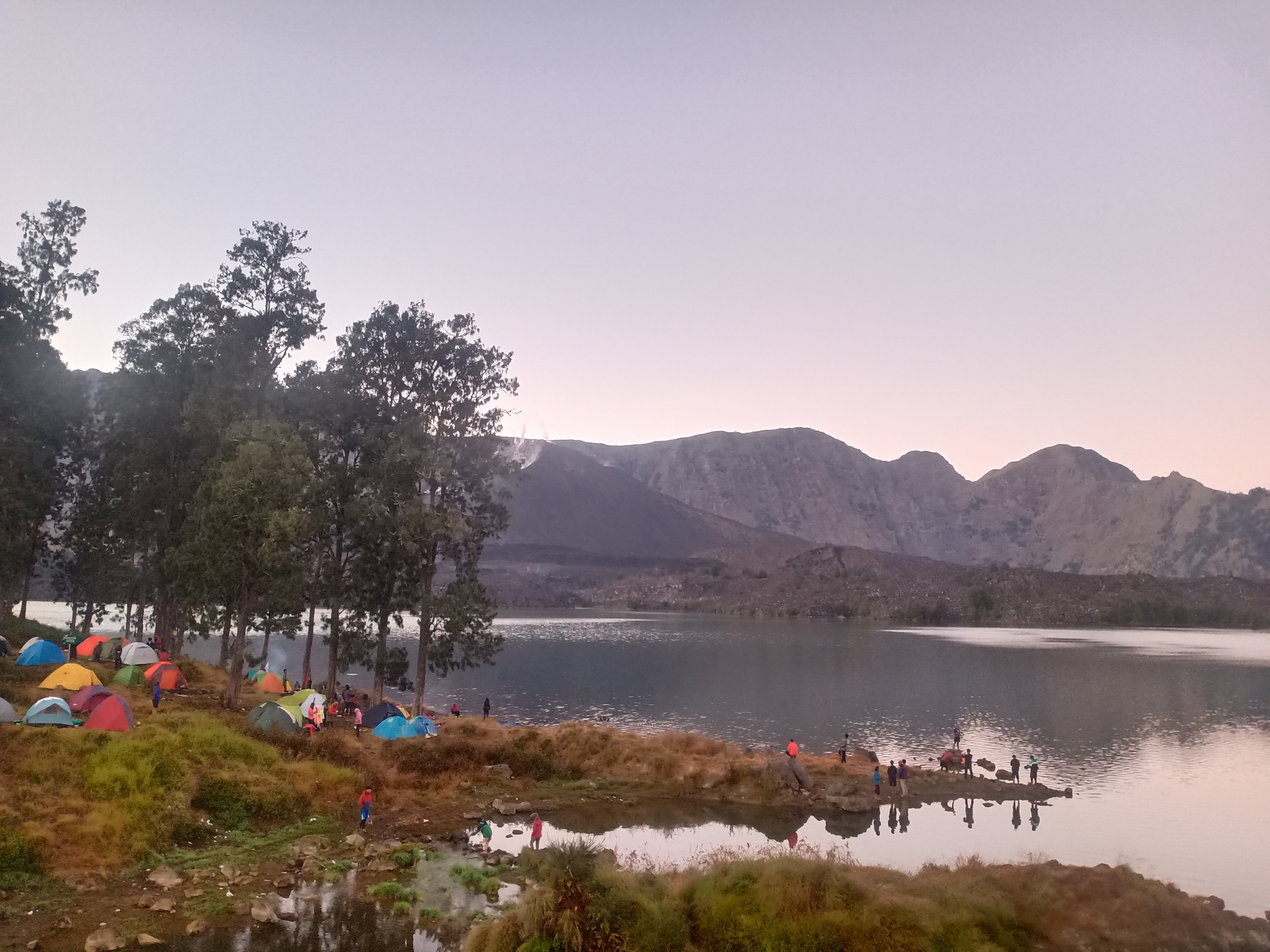 Rinjani 34/64: Kondisi Camp di Danau Segara Anak pagi hari. Ada yang masih ditenda, ada yang bermain di pinggir danau, ada yang sedang mancing cari ikan.