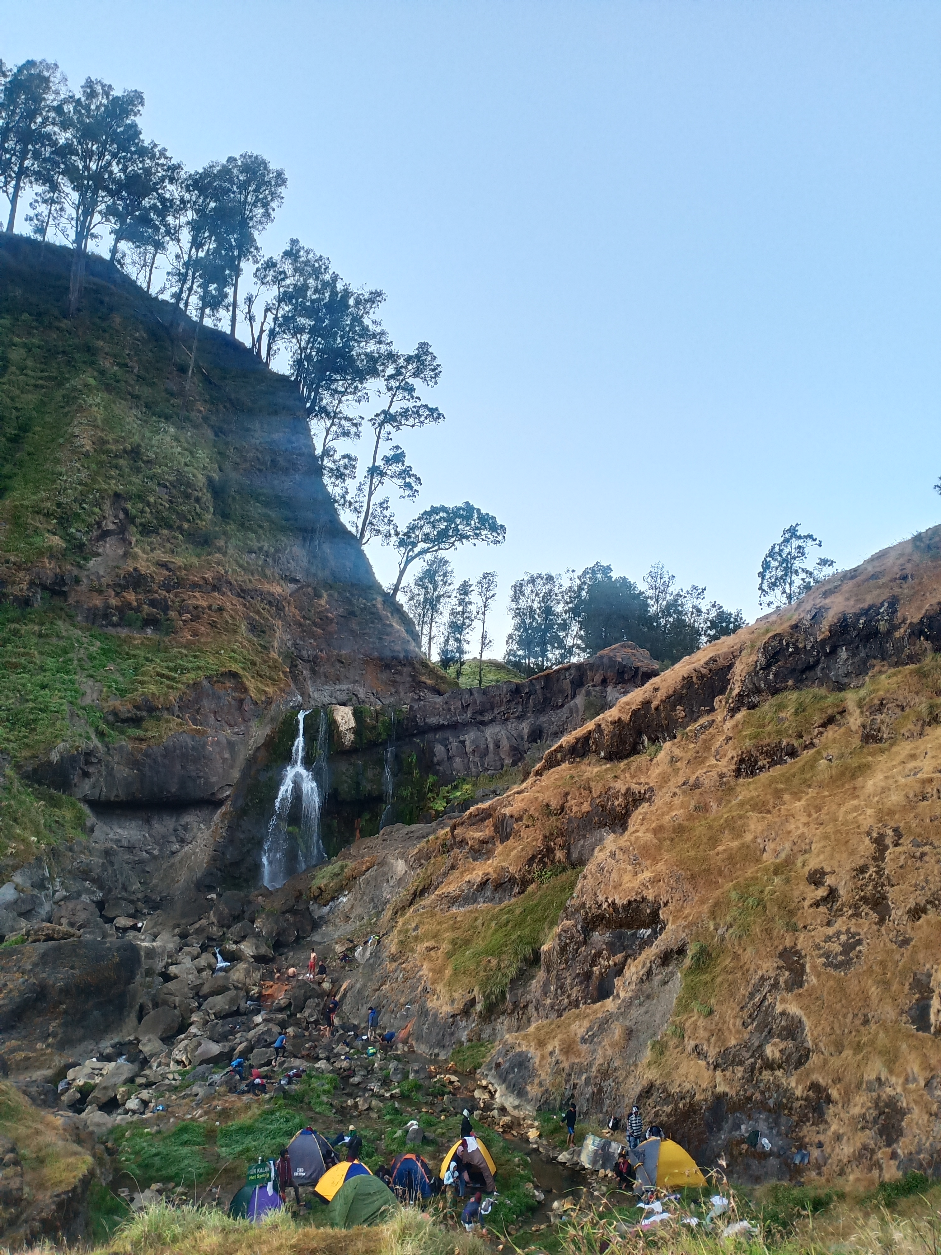 Rinjani 37/64: Didekat sungai dan pemandian air panas juga ada para pendaki yang Camping.