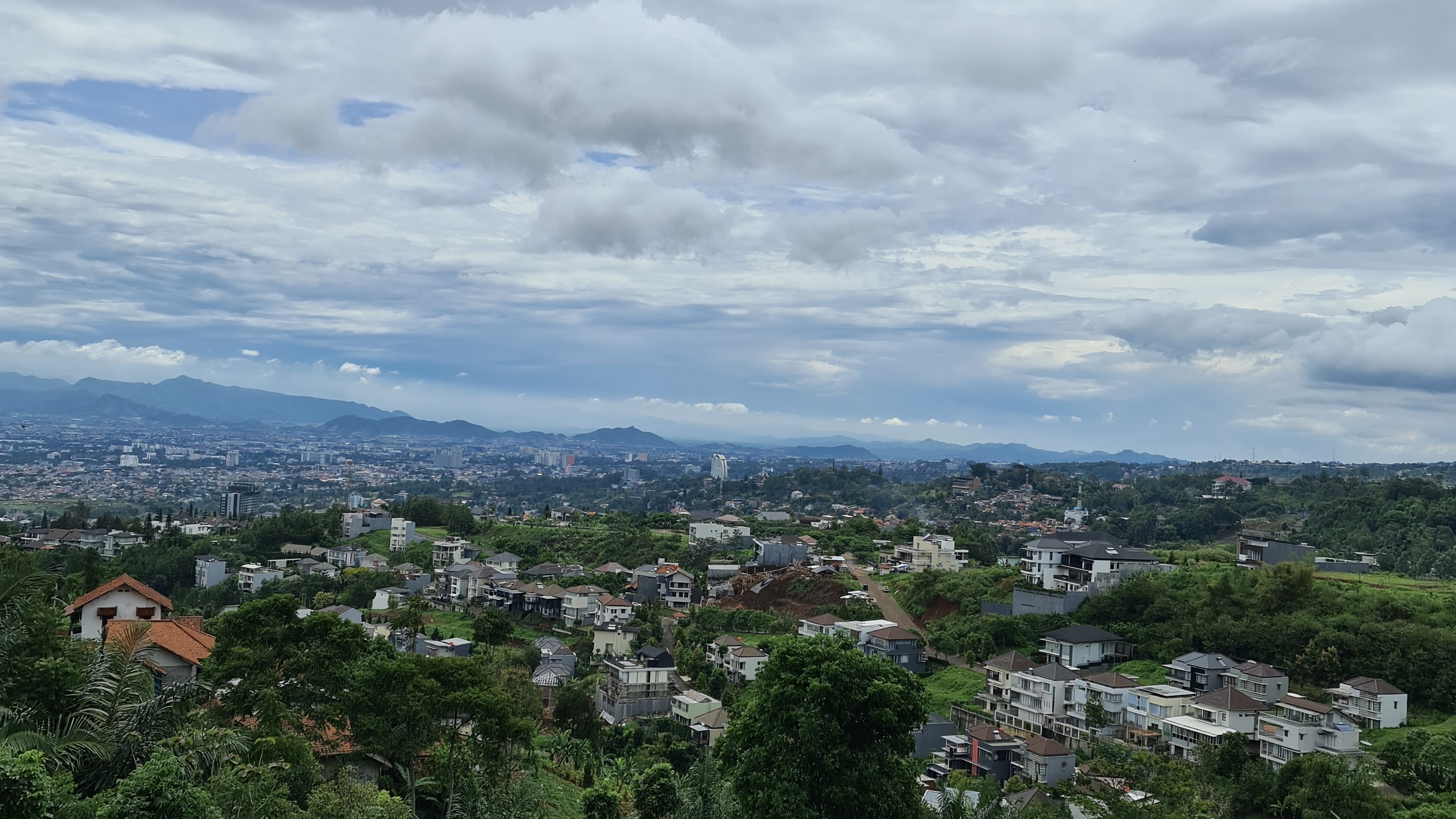 12/35 - Dari kejauhan dapat kita lihat kota Bandung yang ramai, dari dekat dapat kita lihat perkembangan daerah sini dengan rumah-rumah mewahnya