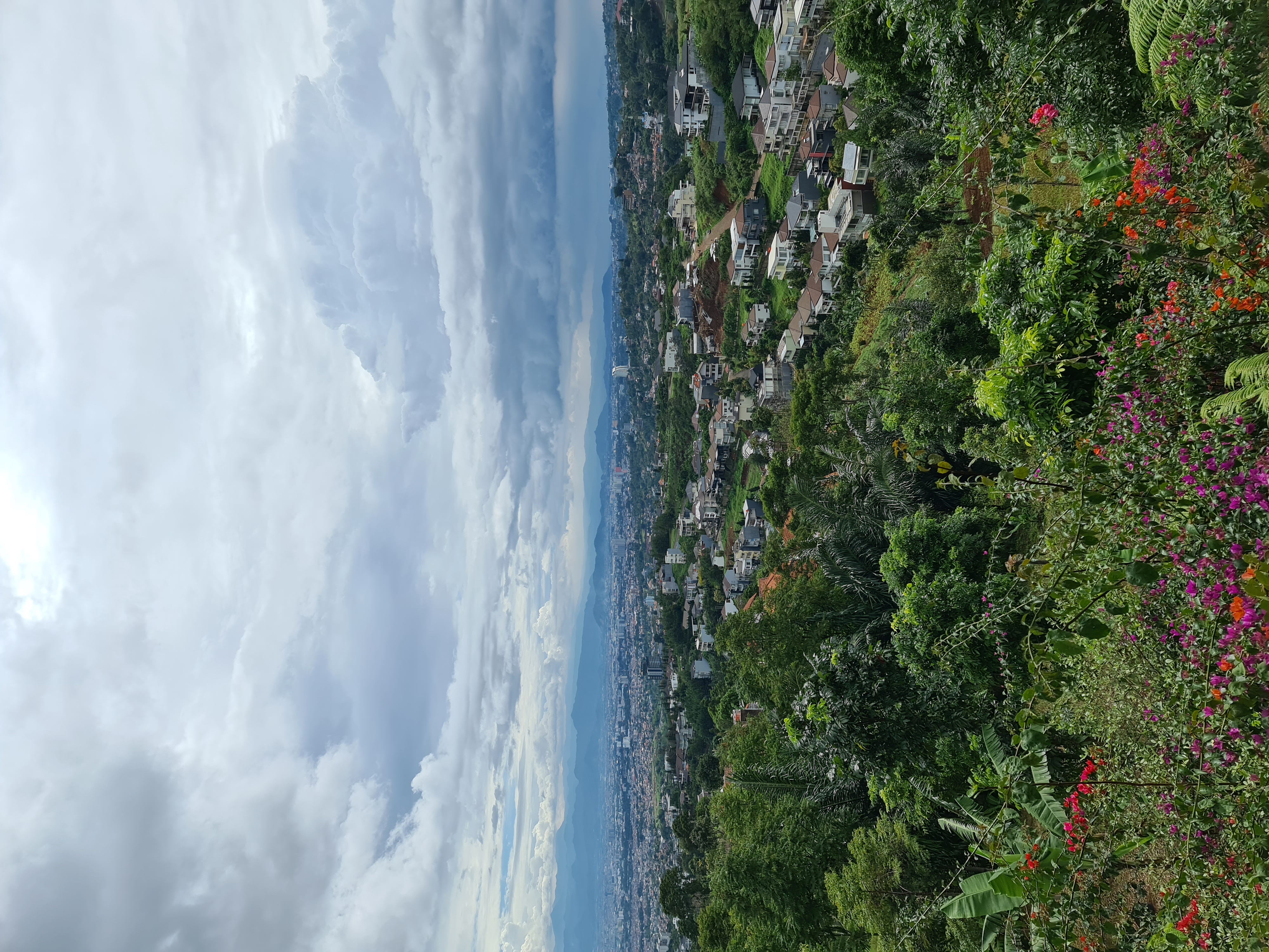 9/35 - Ketika melihat kebawah, pemandangan yang indah mengarah kekota Bandung