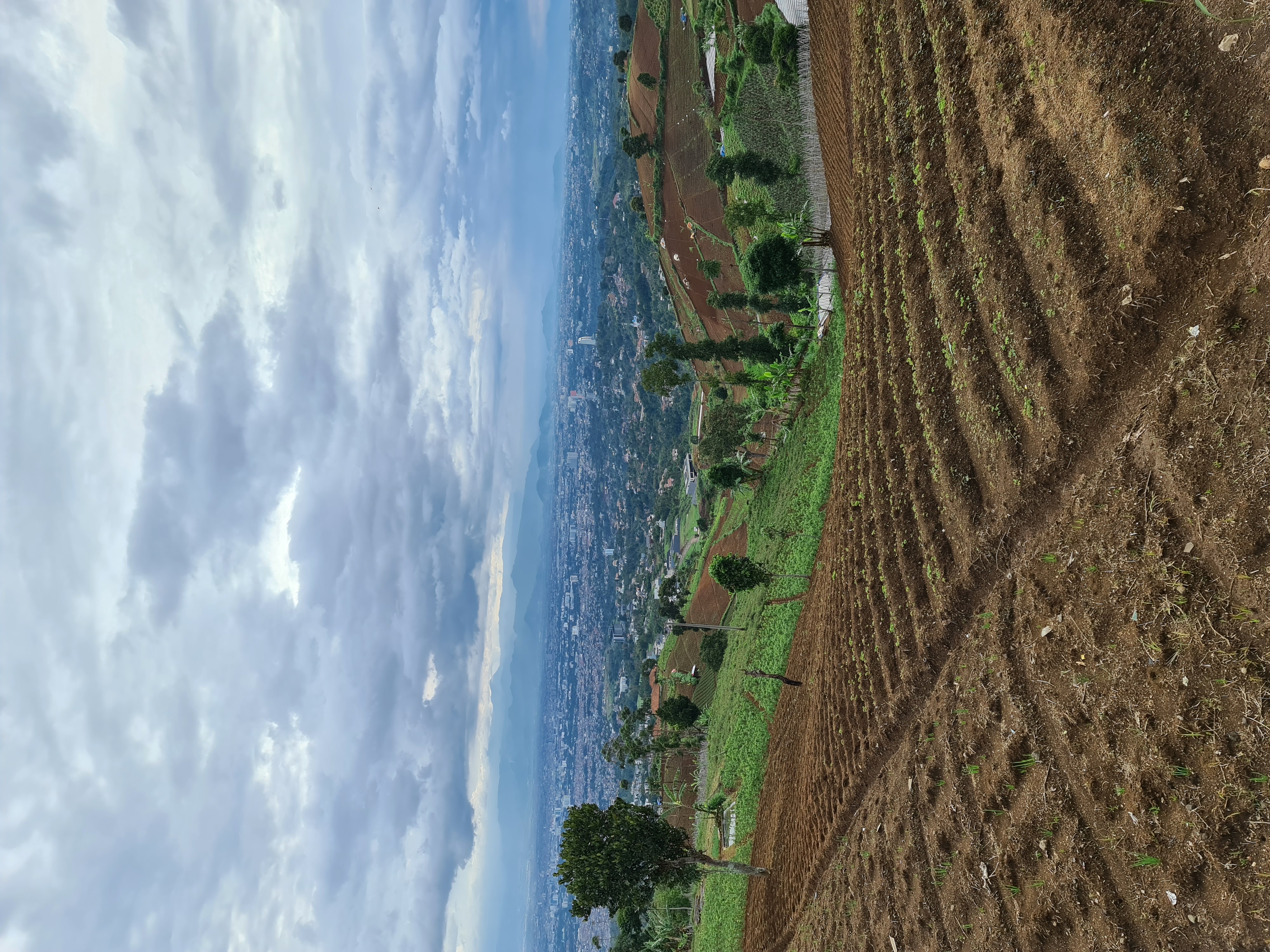 7/35 - Pemandangan lainnya dari tanah pertanian warga dengan pandangan mengarah kekota Bandung
