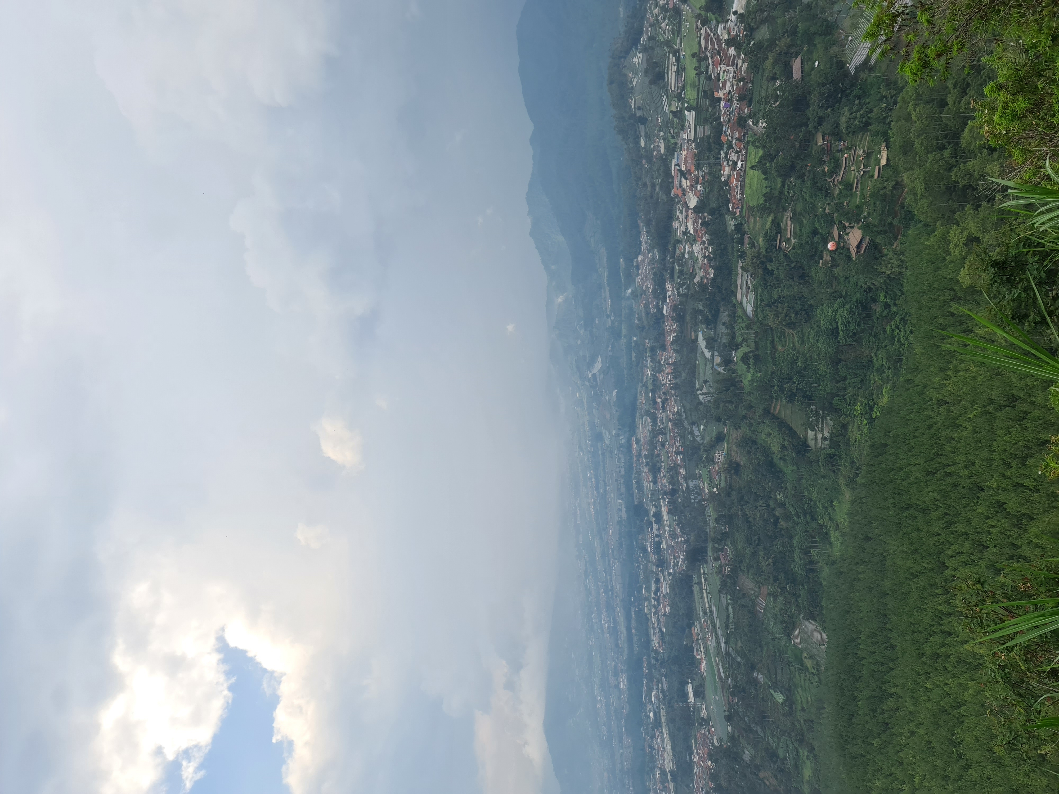 29/35 - Setelah berjalan hampir sejam, akhirnya ketemulah view point sesar Lembang. Dari sinilah kita dapat melihat seolah-olah ada jurang didepan. Tapi itu sebenarnya tanah yang terpisah karena sesar lembang ini.