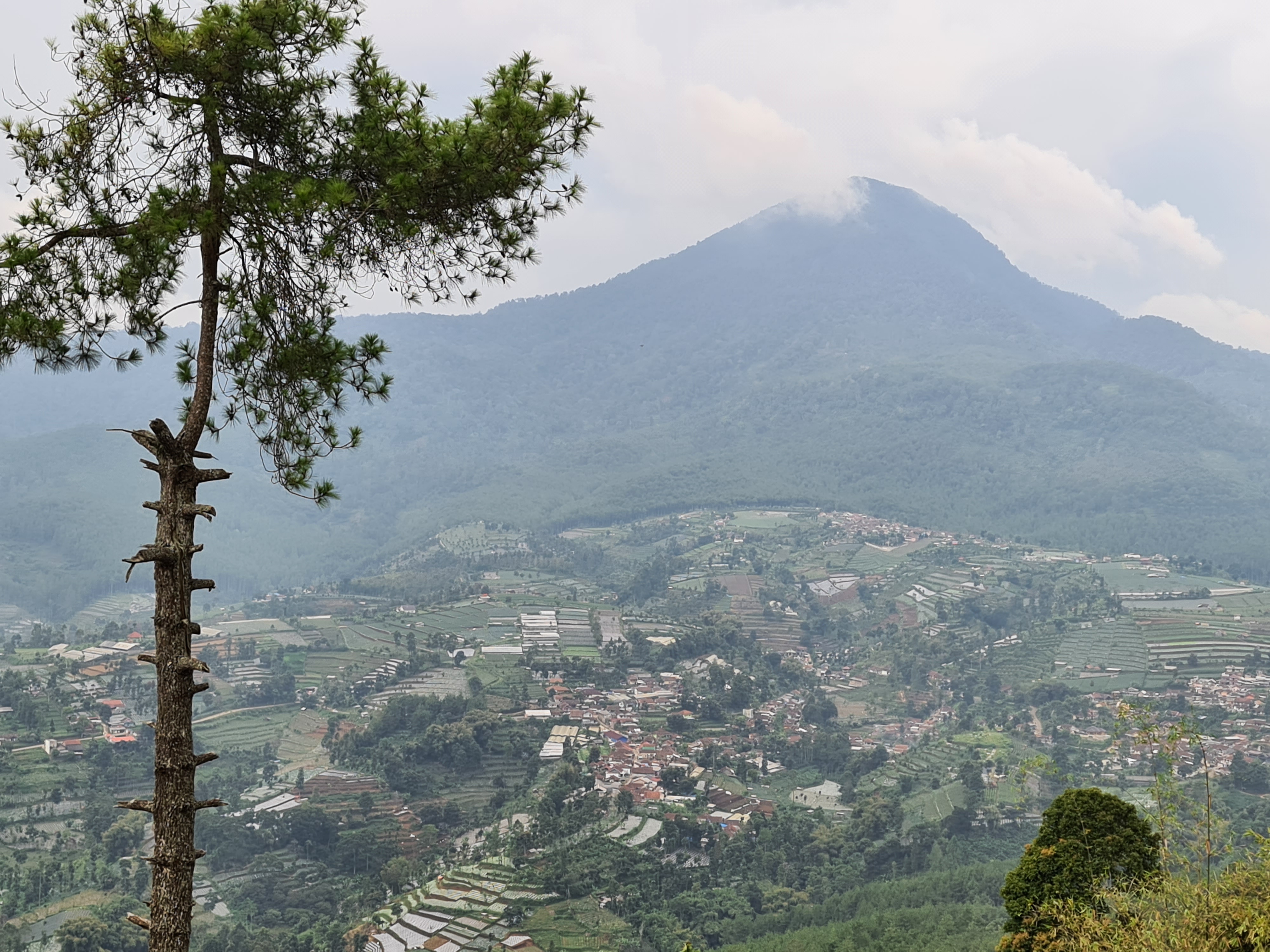 32/35 - View gunung lainnya, nah ini gatau gunung apa, tapi kayaknya pandangan ini mengarah ke Maribaya atau ke Utara, kalau lihat dipeta sepertinya Gunung Bukit Tunggul