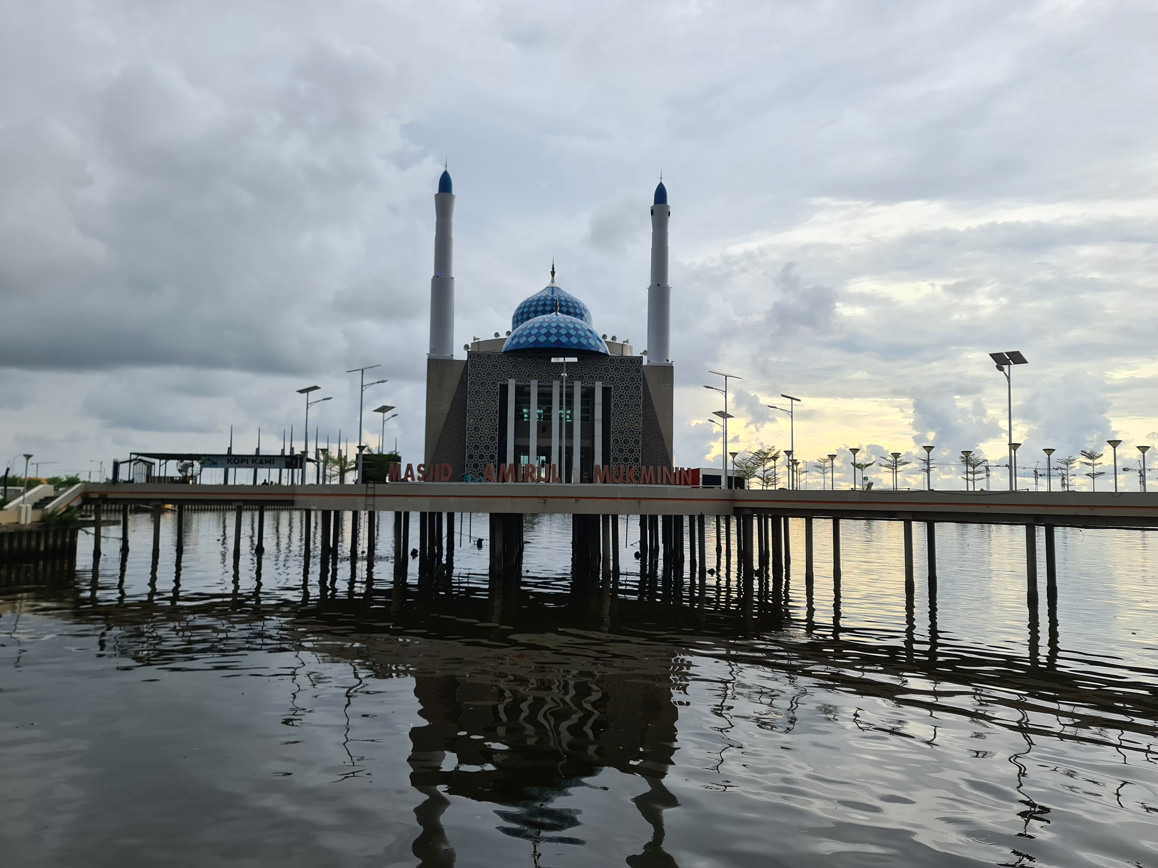 Latimojong 49/50 - Masjid Terapung di Makassar, Masjid Amirul Mukminin di pantai Losari. Setelah turun gunung dan sampai di Makassar, kita juga jalan-jalan keliling kota Makassar