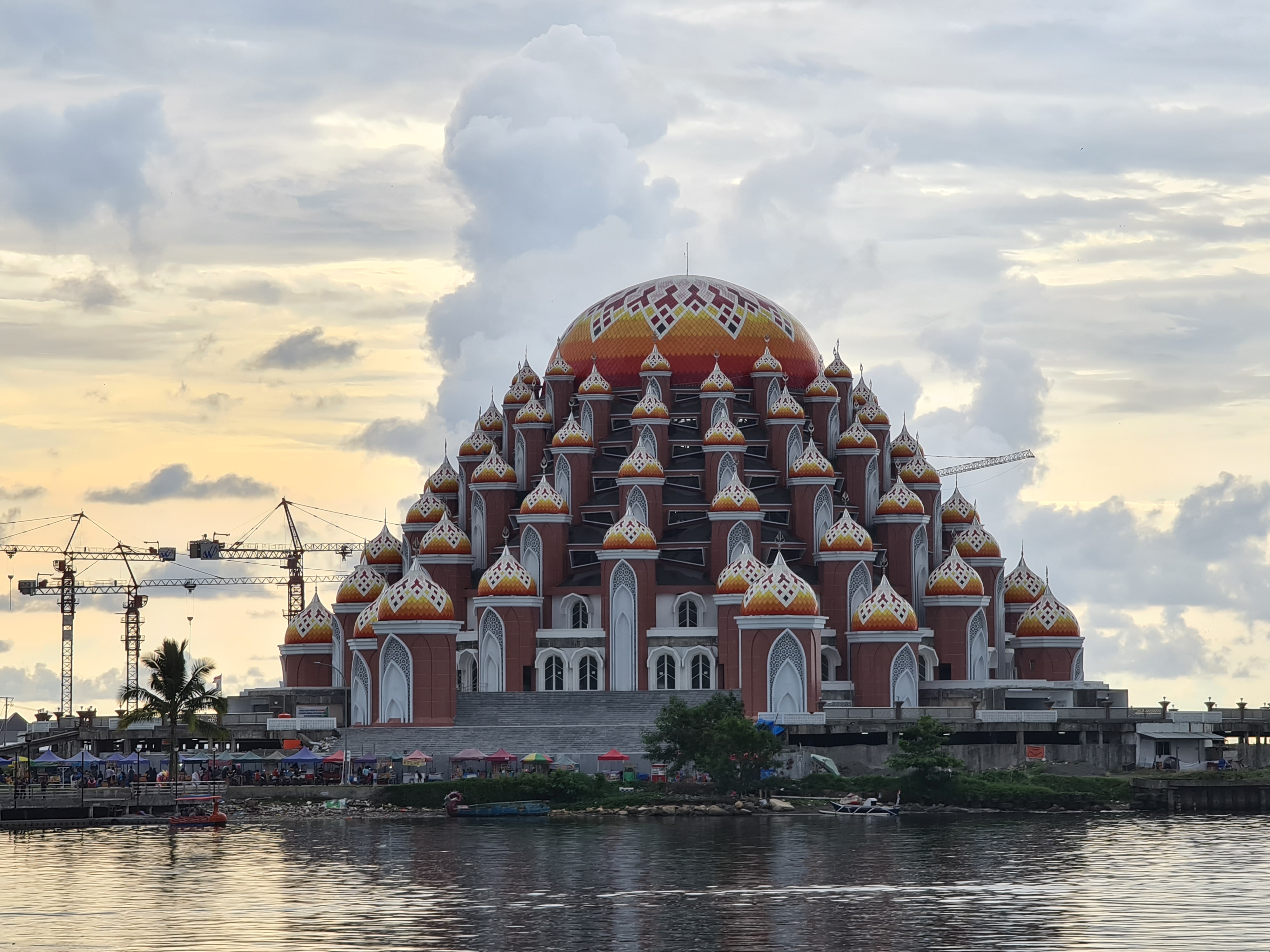 Latimojong 50/50 - Masjid 1000 Kubah, satu lagi masjid indah yang terletak di dekat pantai Losari, masjid 1000 kubah.