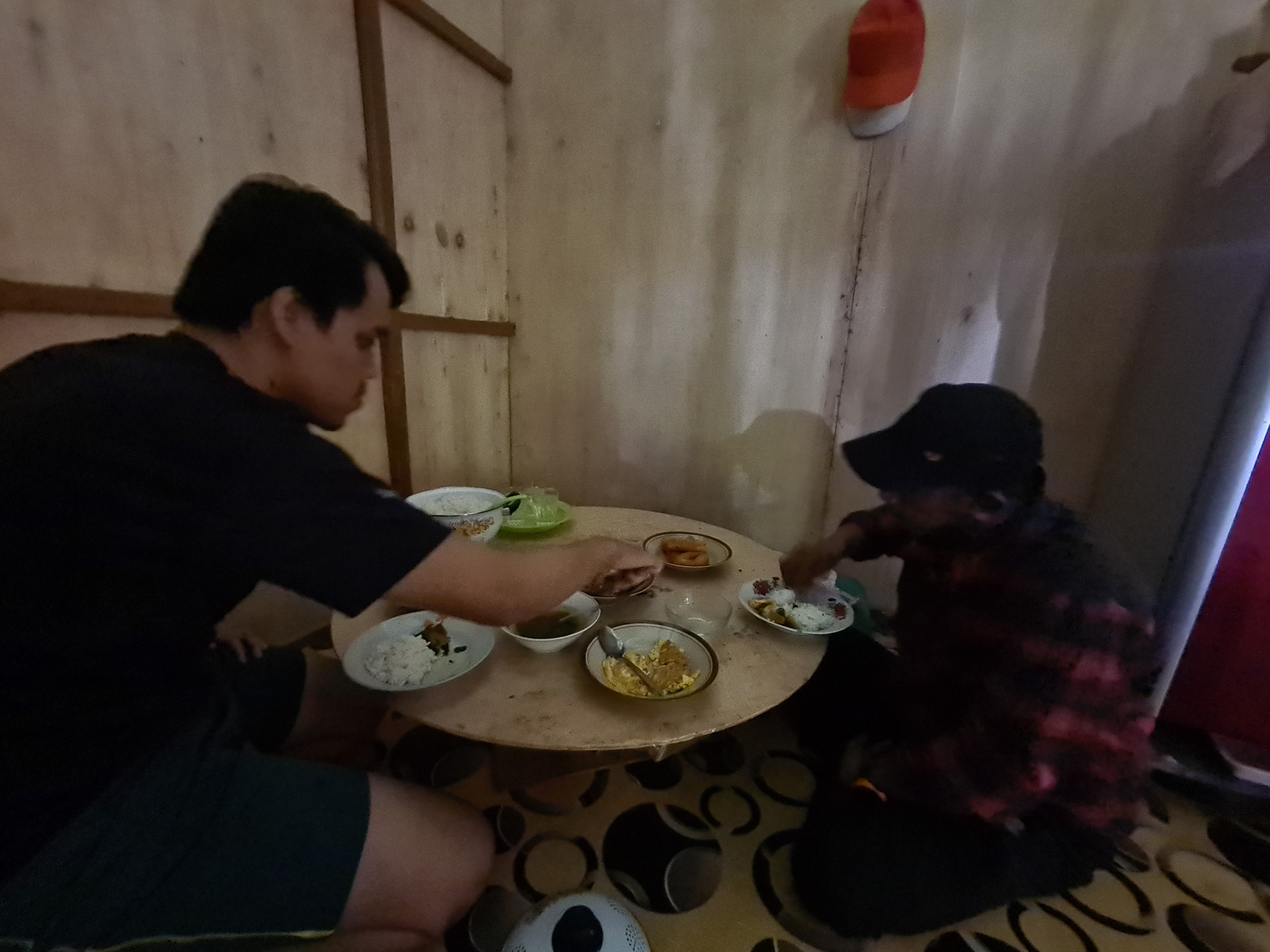 Latimojong 10/50 - Di dekat basecamp, bang Teten punya kenalan, kita dijamu lagi sarapan disini sambil. Saat itu hari jumat, jadi kita memutuskan memulai pendakian setelah waktu sholat jumat.