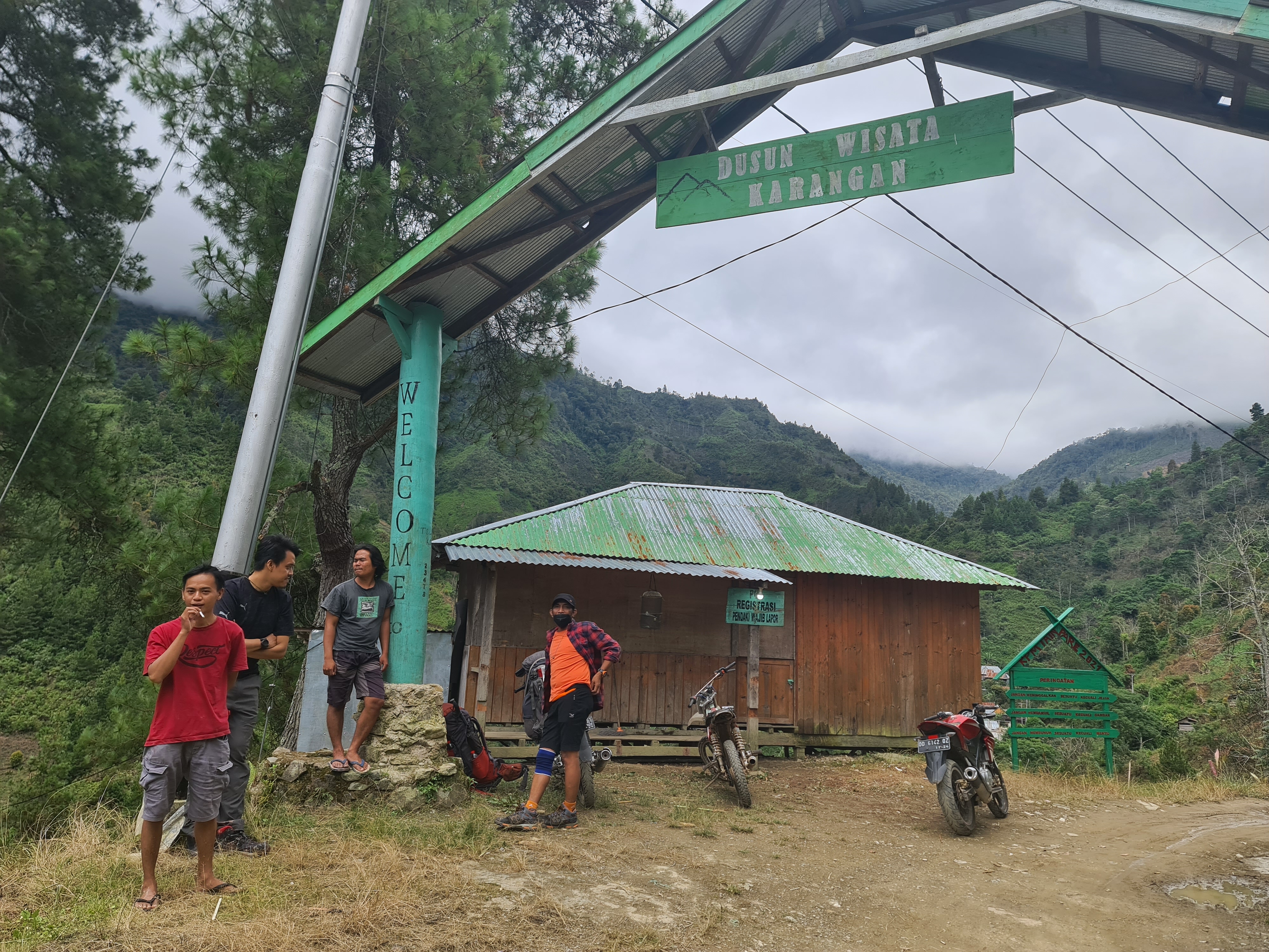 Latimojong 11/50 - Pukul 12 kita mulai pendakian, dari tempat teman bang Teten tadi kita lanjut lagi dengan menggunakan Ojek dari warga setempat, memotong perjalanan sekitar 2 jam menuju pos pendaftaran.