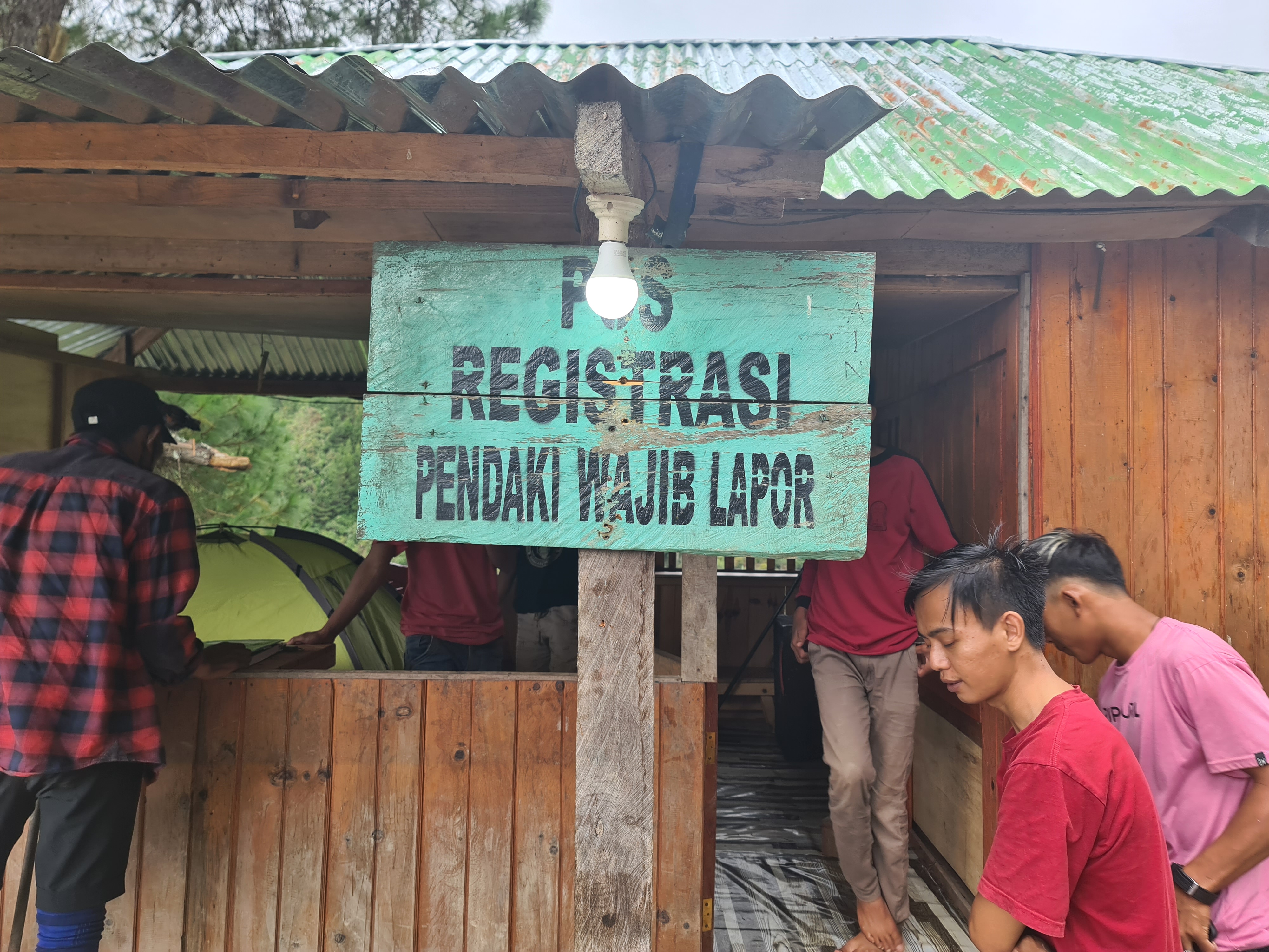 Latimojong 13/50 - Semua pendaki wajib melakukan registrasi. Pos pendaftaran pendakian telah buka, kita melakukan pendaftaran untuk mendaki gunung Latimojong serta membayar uang registrasi.