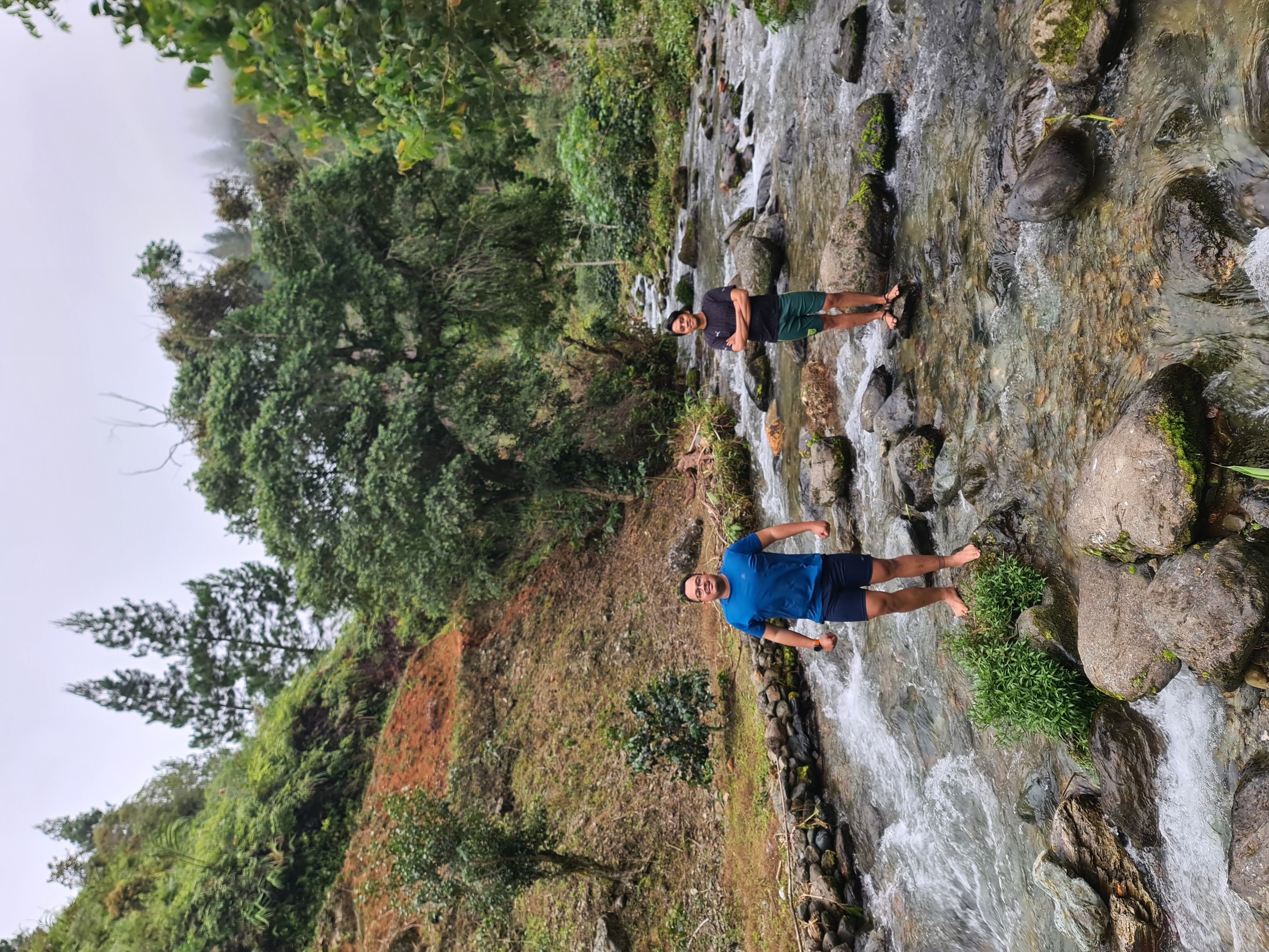 Latimojong 17/50 - Mandi sore. Disebelah basecamp pendakian terdapat sungai yang mata airnya berasal dari puncak.