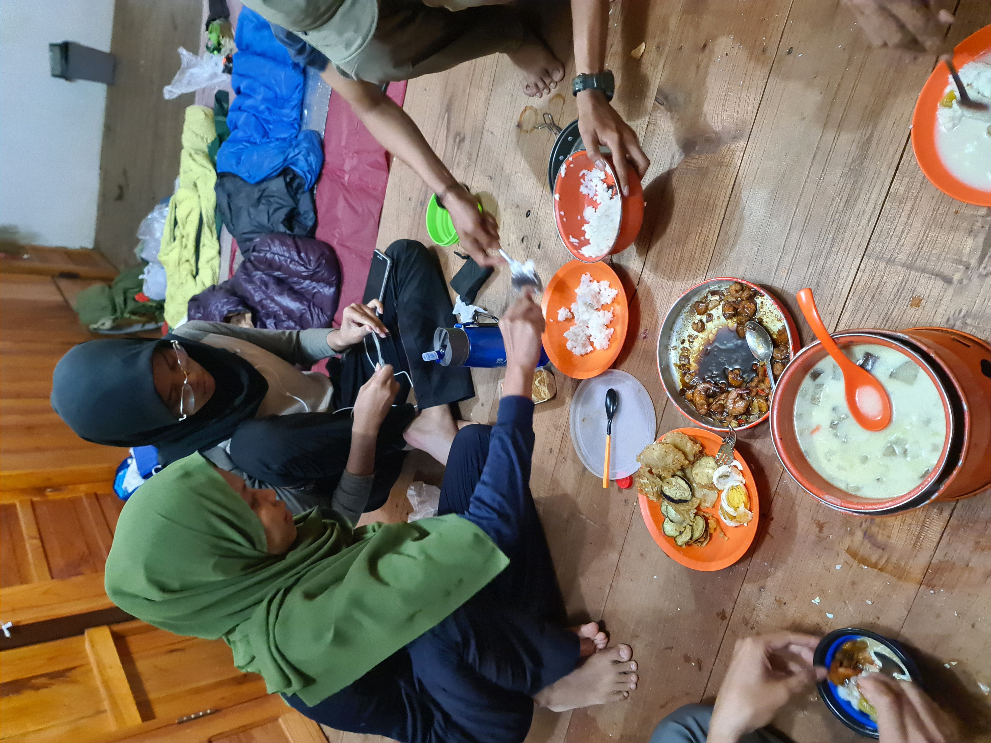 Latimojong 17/50 - Bersama kita terdapat 3 teman pendaki lainnya yang memutuskan untuk muncak esok hari, akhirnya malam itu kita tidur dibasecamp dan makan malam, saling berbagai bekal. Hari kedua berakhir di basecamp pendakian.