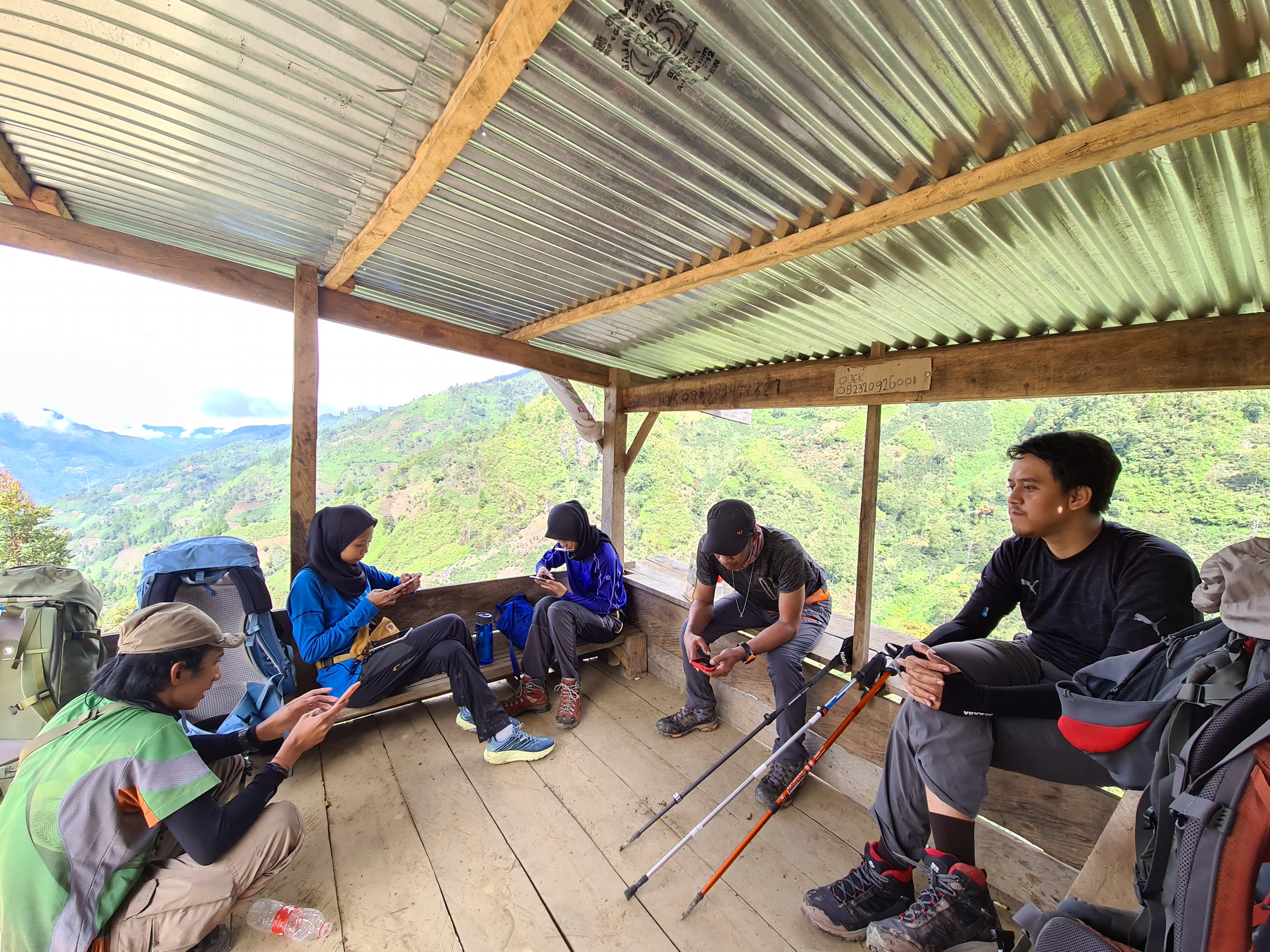 Latimojong 23/50 - Sampai di pos 1, kita istirahat di pondokan yang sepertinya bekas warung. Pemandangan dari sini cukup indah.