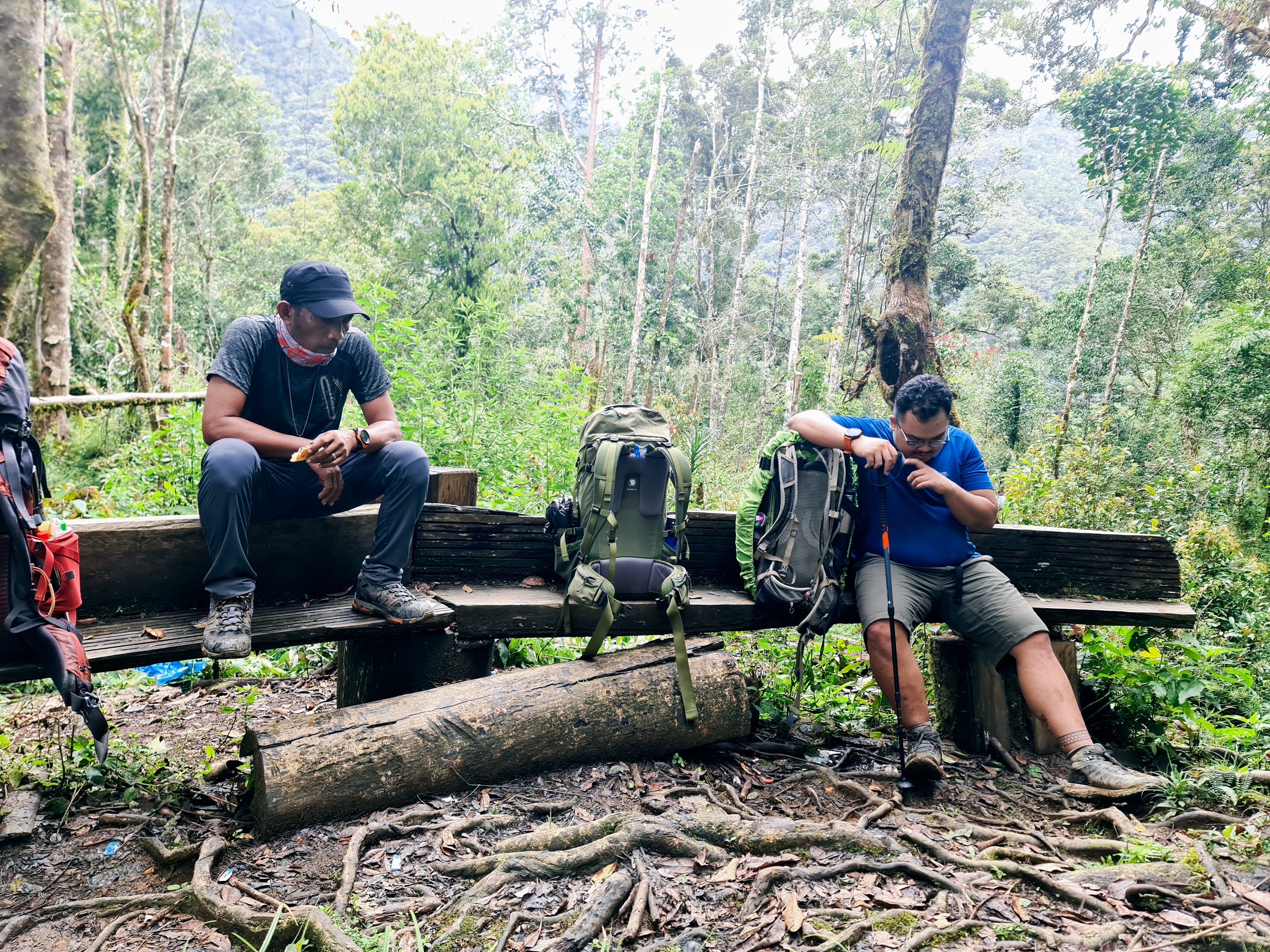 Latimojong 26/50 - Tampang-tampang kelelahan udah disini, belum juga setengah jalan.